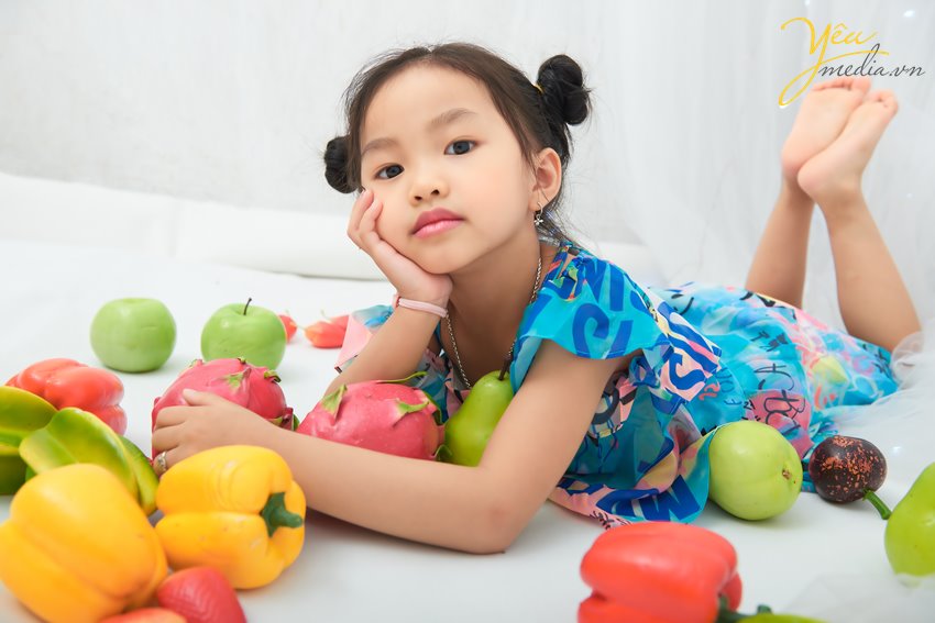 Không chỉ là người thân, chị em gái còn là những người bạn, là một phần kí ức tuổi thơ đầy ngọt ngào của mỗi người. Bộ ảnh "Chị em gái" ghi lại khoảnh khắc đáng yêu của hai bé gái chụp tại Yêu Media khiến ai cũng muốn có chị em gái ngay và luôn.