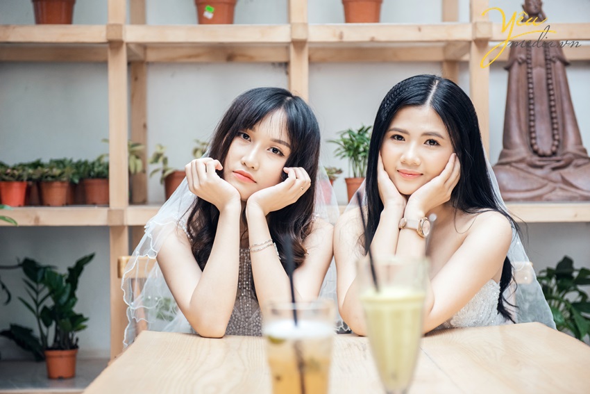 hai bạn nữ dễ thương mặc váy cô dâu