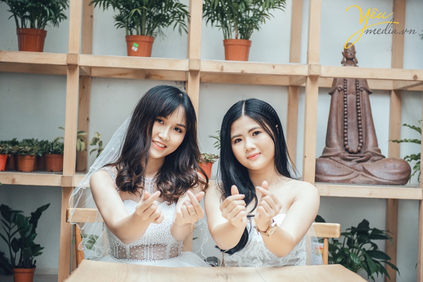 chụp ảnh cùng bạn thân trong quán cafe sống ảo ở hà nội