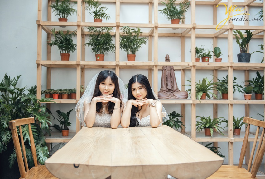 hai cô gái mặc váy cưới chụp hình