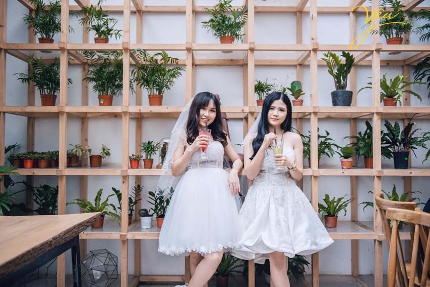 hai bạn nữ mặc váy cưới chụp ảnh cùng nhau ở hà nội