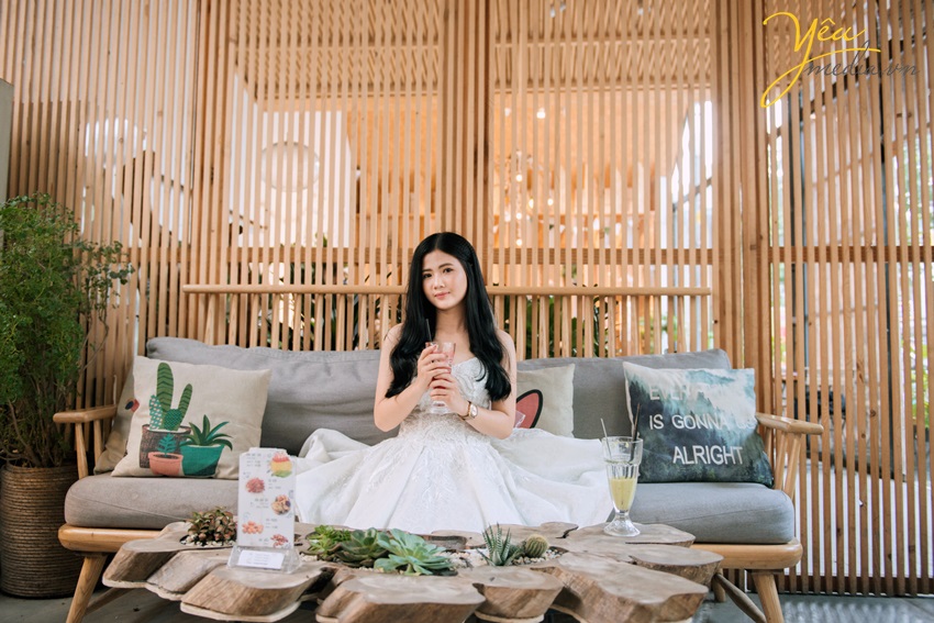 cô dâu ngồi tương tư ở quán cafe