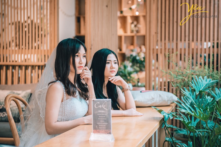 hai cô gái cùng ngồi đợi chờ chàng trai của đời mình