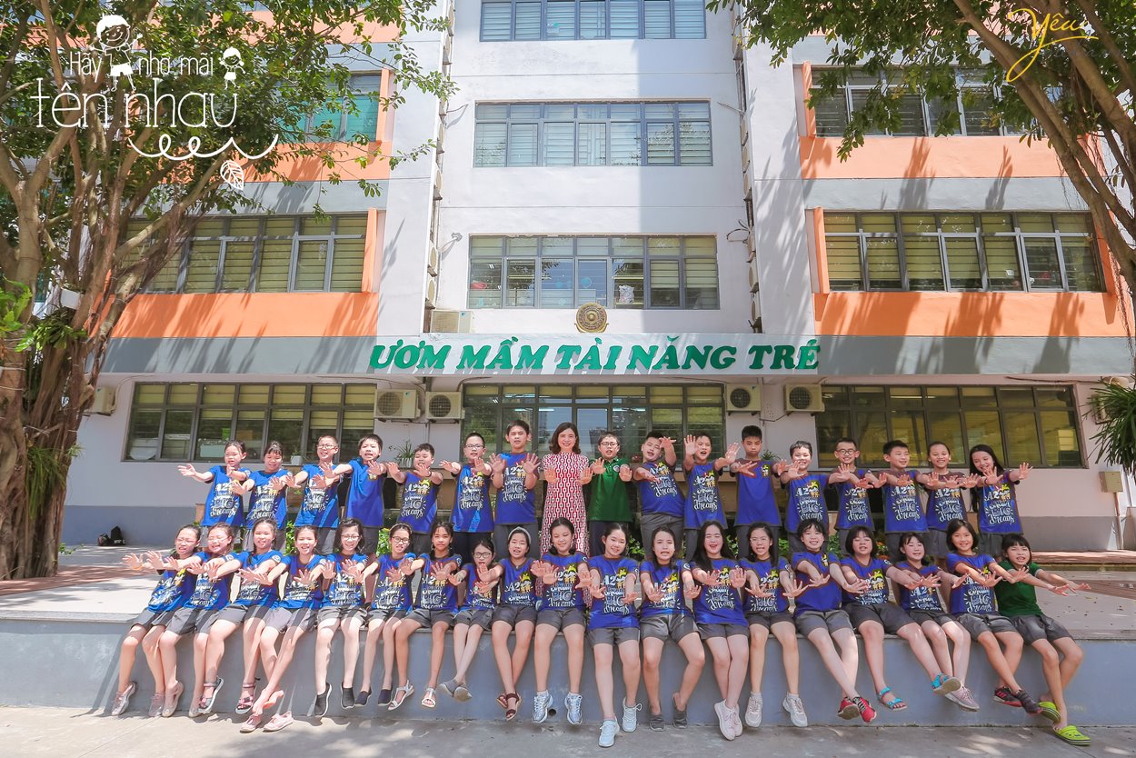 Chụp ảnh kỷ yếu là hoạt động hằng năm của các bạn học sinh cuối cấp, nhằm lưu giữ lại những khoảnh khắc, kỷ niệm đẹp của một thời học sinh. Yêu Media studio tạo nên những bức ảnh kỷ yếu đẹp độc lạ nhất dành cho các bạn học sinh hiện nay tại Hà Nội.