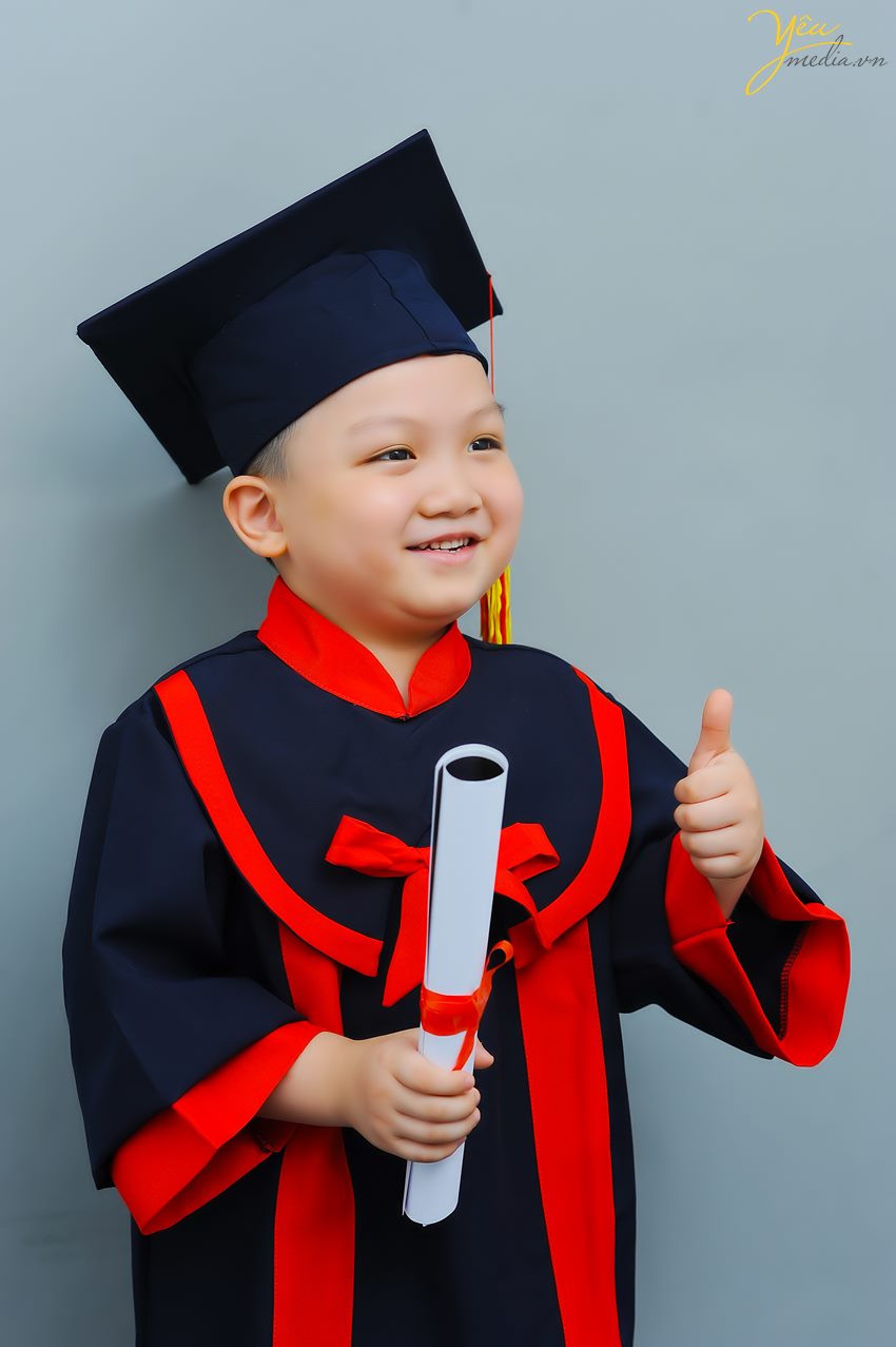 Yêu Media đã chuẩn bị trang phục cử nhân cho các bé mầm non để chụp ảnh tốt nghiệp tại studio của mình. 