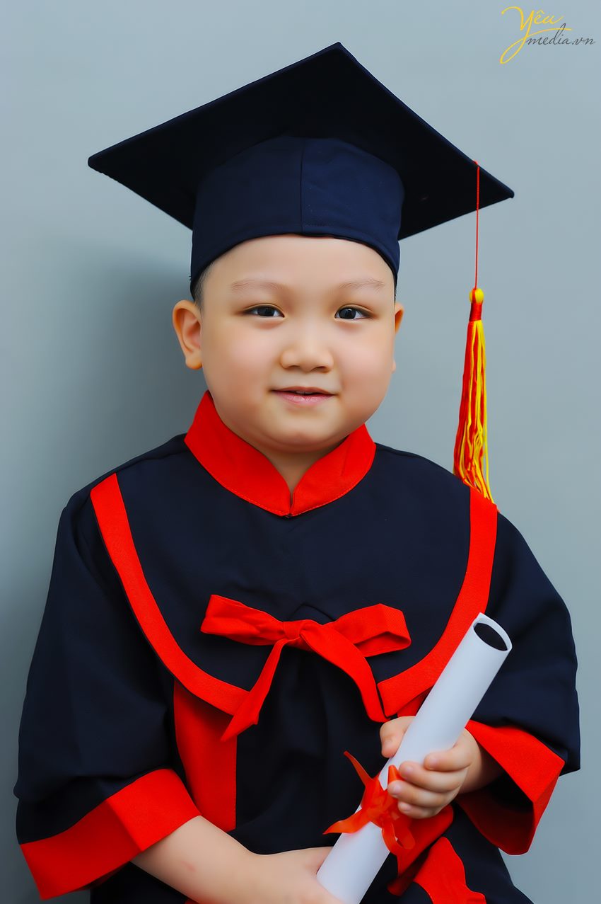 Yêu Media đã chuẩn bị trang phục cử nhân cho các bé mầm non để chụp ảnh tốt nghiệp tại studio của mình. 