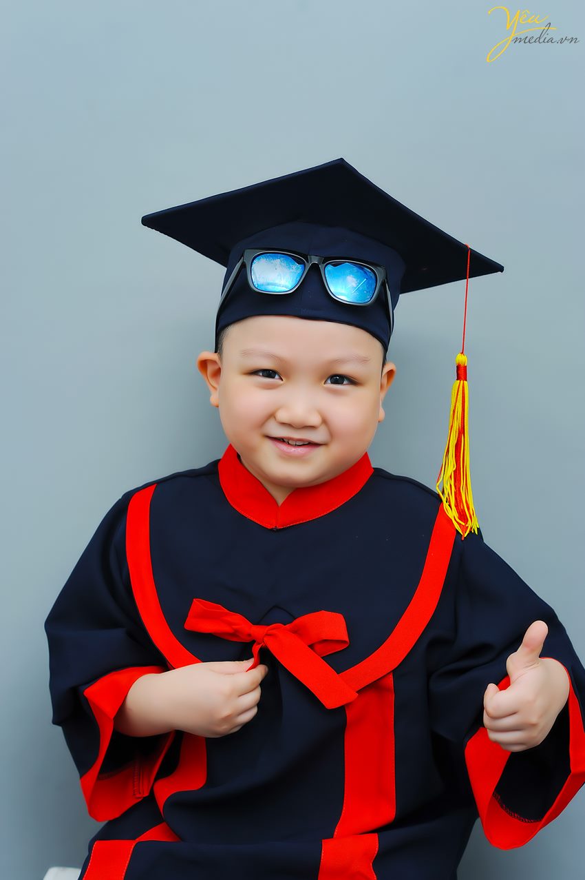 Yêu Media đã chuẩn bị trang phục cử nhân cho các bé mầm non để chụp ảnh tốt nghiệp tại studio của mình. 