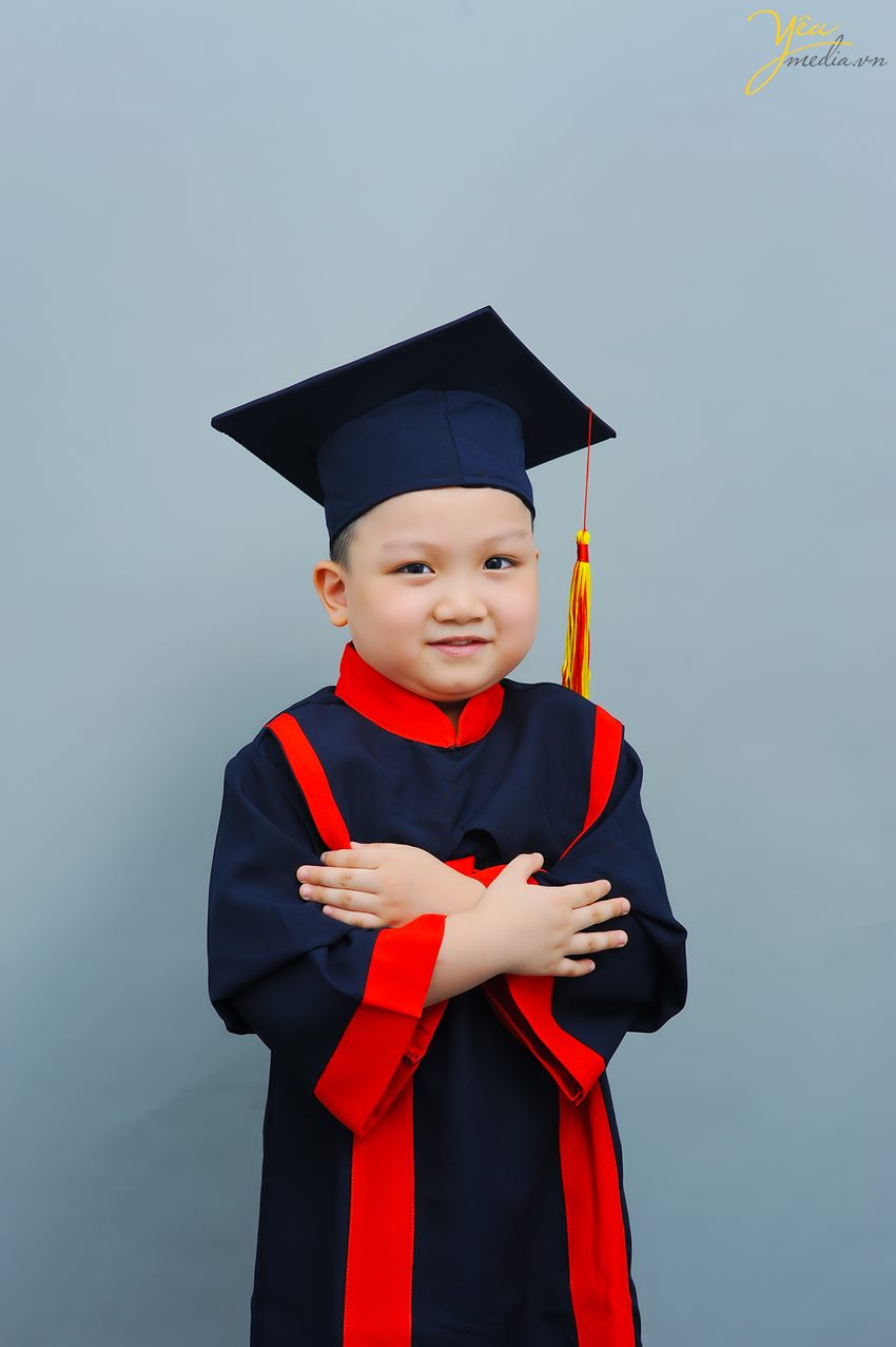 Yêu Media đã chuẩn bị trang phục cử nhân cho các bé mầm non để chụp ảnh tốt nghiệp tại studio của mình. 