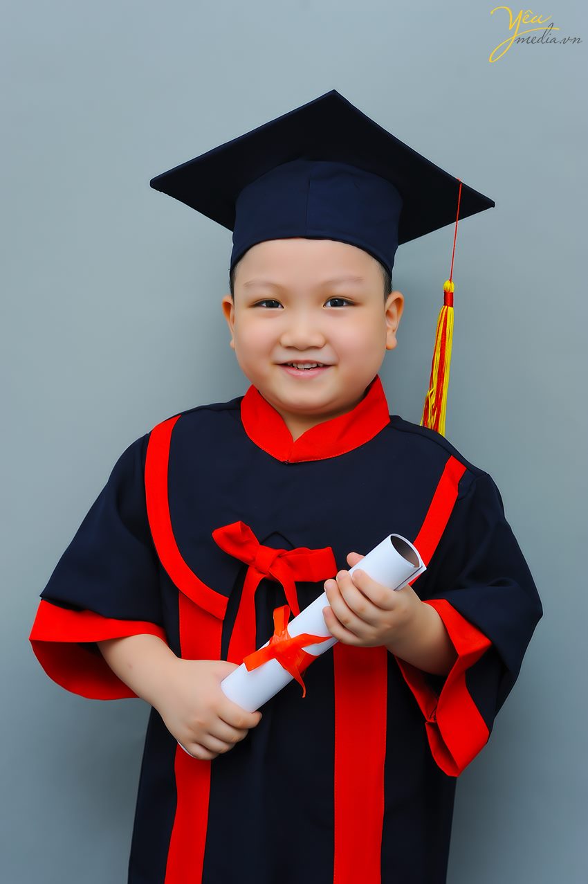 Yêu Media đã chuẩn bị trang phục cử nhân cho các bé mầm non để chụp ảnh tốt nghiệp tại studio của mình. 