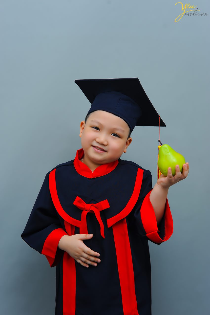 Yêu Media đã chuẩn bị trang phục cử nhân cho các bé mầm non để chụp ảnh tốt nghiệp tại studio của mình. 