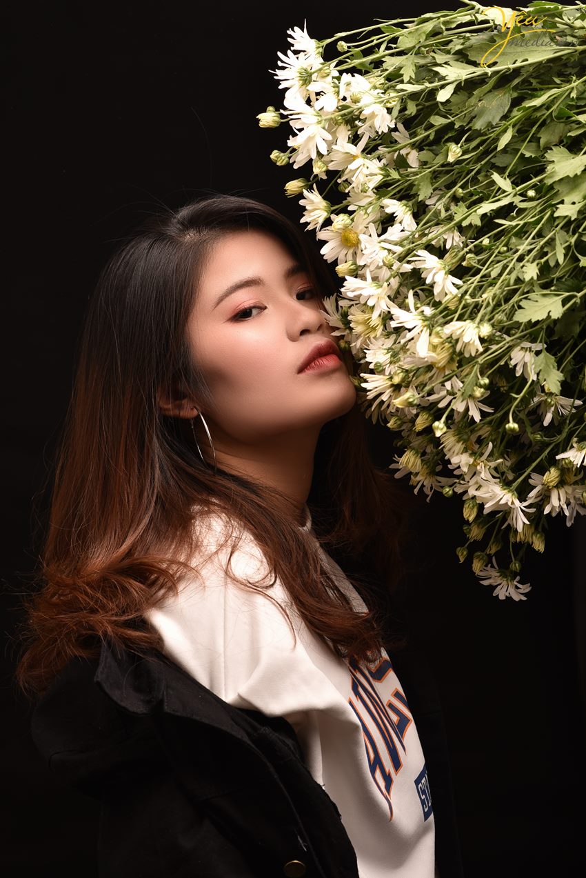 Chụp ảnh cúc họa mi cá tính trong studio Hà Nội: Minh Tú