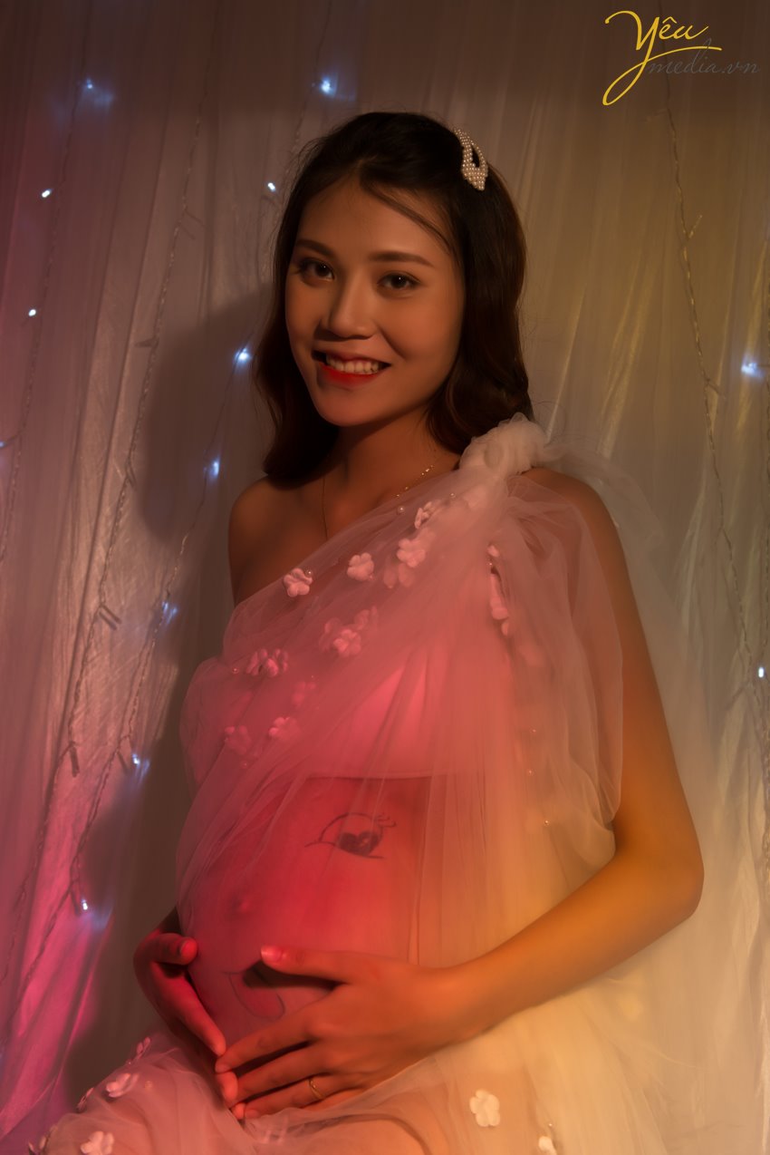 Khi nhìn những bức hình chụp khách của chúng tôi. Chúng tôi hiểu rằng chụp hình những phụ nữ đang mang thai sinh con thật kỳ diệu. Tình yêu của người mẹ dành cho con mình được thể hiện rất sâu sắc qua cách mà cô ấy âu yếm, nâng niu chiếc bụng của mình. Qua ánh mắt của cô ấy khi thể hiện qua bức ảnh.  Phụ nữ cũng như những bông hoa, đều cần được nâng niu và trân trọng. Mỗi loài hoa đều có một ý nghĩa và cá tính riêng. Cũng giống như mỗi cô gái đều có những nét đặc biệt, mạnh mẽ, bền bỉ ví như hoa cúc dại, hay quyến rũ, nữ tính như hồng đỏ, chân thành và mộc mạc như hướng dương. Dù ở màu sắc hay hình dạng nào, hoa cũng góp phần tô điểm cho cuộc đời thêm tươi tắn và rực rỡ, tràn trề sức sống  Đừng bỏ lỡ dịp ghi lại khoảnh khắc bầu các mom nhé. Đừng ngần ngại vì nghĩ bầu là xấu xí, các mom yên tâm qua góc kính của Yêu Media thì các mom đều lung linh! 