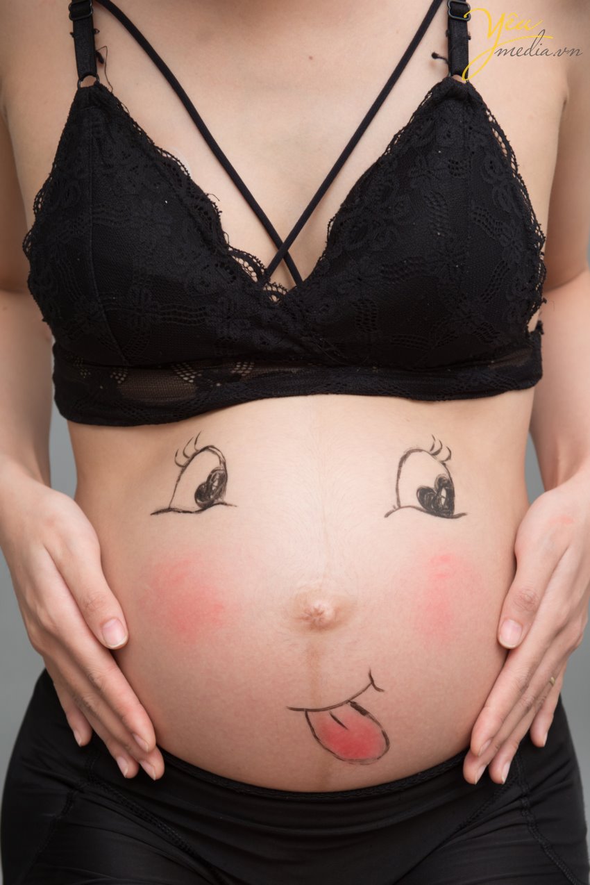 Khi nhìn những bức hình chụp khách của chúng tôi. Chúng tôi hiểu rằng chụp hình những phụ nữ đang mang thai sinh con thật kỳ diệu. Tình yêu của người mẹ dành cho con mình được thể hiện rất sâu sắc qua cách mà cô ấy âu yếm, nâng niu chiếc bụng của mình. Qua ánh mắt của cô ấy khi thể hiện qua bức ảnh.  Phụ nữ cũng như những bông hoa, đều cần được nâng niu và trân trọng. Mỗi loài hoa đều có một ý nghĩa và cá tính riêng. Cũng giống như mỗi cô gái đều có những nét đặc biệt, mạnh mẽ, bền bỉ ví như hoa cúc dại, hay quyến rũ, nữ tính như hồng đỏ, chân thành và mộc mạc như hướng dương. Dù ở màu sắc hay hình dạng nào, hoa cũng góp phần tô điểm cho cuộc đời thêm tươi tắn và rực rỡ, tràn trề sức sống  Đừng bỏ lỡ dịp ghi lại khoảnh khắc bầu các mom nhé. Đừng ngần ngại vì nghĩ bầu là xấu xí, các mom yên tâm qua góc kính của Yêu Media thì các mom đều lung linh! 