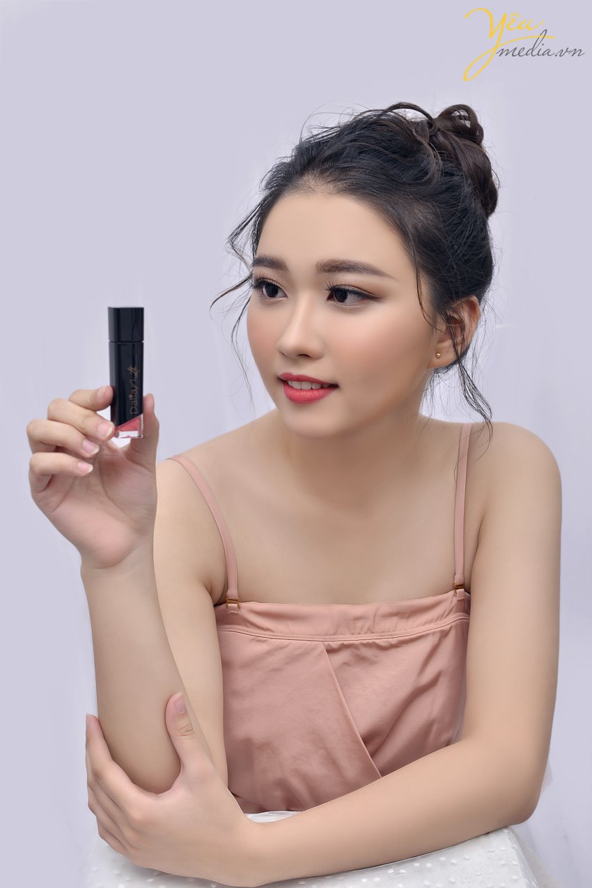 Son môi là một món mỹ phẩm được phái nữ mê mẩn mà hầu hết trong người phụ nữ đều có trong túi xách. Vì vậy các thương hiệu son môi luôn mong muốn gửi đến phái nữ những thỏi son tuyệt vời nhất bằng hình ảnh quảng cáo là điều yêu cầu đầu tiên.   Các góc chụp ảnh son   Khi chụp ảnh son, bạn chú ý các cách chụp ảnh đó là: chụp các góc để nêu bật được các ưu điểm về màu sắc, thương hiệu, sản phẩm có chính hãng không, nguồn gốc có đảm bảo không?  Thông thường, các góc chụp ảnh quảng cáo cho son sẽ như sau:  - Chụp cận cảnh cây son để lên rõ màu sắc - Chụp toàn bộ cây son để người mua nhìn thấy rõ thương hiệu, kiểu dáng, nguồn gốc của son - Chụp ảnh các chi tiết đắt giá của cây son như logo trên thân son, tem mác sản phẩm, hình in trên thỏi son - Chụp cận cảnh son và môi người mẫu đã đánh chính sản phẩm đó.    Đối với việc kinh doanh, bán hàng, hình ảnh sản phẩm là yếu tố quan trọng. Hình ảnh sản phẩm phải đảm bảo độ chính xác, chân thật, tránh việc “treo đầu dê, bán thịt chó”. Nhưng để có một tấm hình sản phẩm đẹp, nhiều người còn băn khoăn không biết nên chụp thế nào, nên chọn góc độ, ánh sáng ra sao.   Nếu còn lưỡng lự, bạn hãy đến với Yêu Media để được phục vụ tốt nhất!