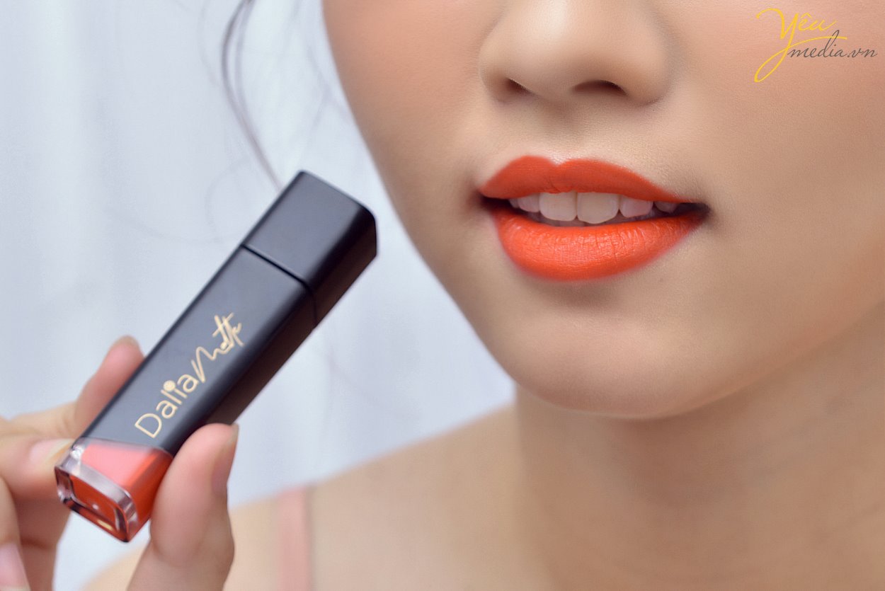 Son môi là một món mỹ phẩm được phái nữ mê mẩn mà hầu hết trong người phụ nữ đều có trong túi xách. Vì vậy các thương hiệu son môi luôn mong muốn gửi đến phái nữ những thỏi son tuyệt vời nhất bằng hình ảnh quảng cáo là điều yêu cầu đầu tiên.   Các góc chụp ảnh son   Khi chụp ảnh son, bạn chú ý các cách chụp ảnh đó là: chụp các góc để nêu bật được các ưu điểm về màu sắc, thương hiệu, sản phẩm có chính hãng không, nguồn gốc có đảm bảo không?  Thông thường, các góc chụp ảnh quảng cáo cho son sẽ như sau:  - Chụp cận cảnh cây son để lên rõ màu sắc - Chụp toàn bộ cây son để người mua nhìn thấy rõ thương hiệu, kiểu dáng, nguồn gốc của son - Chụp ảnh các chi tiết đắt giá của cây son như logo trên thân son, tem mác sản phẩm, hình in trên thỏi son - Chụp cận cảnh son và môi người mẫu đã đánh chính sản phẩm đó.    Đối với việc kinh doanh, bán hàng, hình ảnh sản phẩm là yếu tố quan trọng. Hình ảnh sản phẩm phải đảm bảo độ chính xác, chân thật, tránh việc “treo đầu dê, bán thịt chó”. Nhưng để có một tấm hình sản phẩm đẹp, nhiều người còn băn khoăn không biết nên chụp thế nào, nên chọn góc độ, ánh sáng ra sao.   Nếu còn lưỡng lự, bạn hãy đến với Yêu Media để được phục vụ tốt nhất!