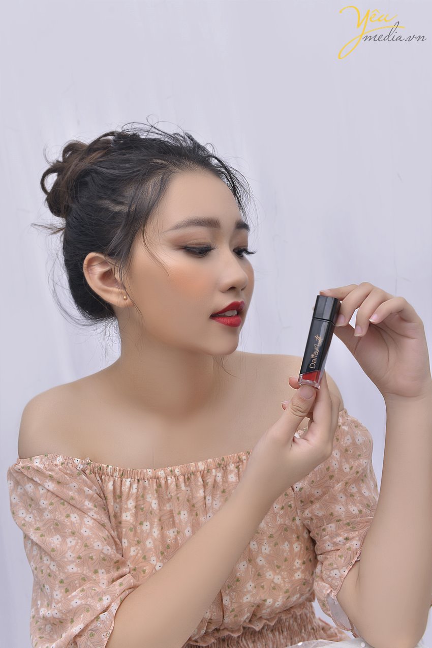 Son môi là một món mỹ phẩm được phái nữ mê mẩn mà hầu hết trong người phụ nữ đều có trong túi xách. Vì vậy các thương hiệu son môi luôn mong muốn gửi đến phái nữ những thỏi son tuyệt vời nhất bằng hình ảnh quảng cáo là điều yêu cầu đầu tiên.   Các góc chụp ảnh son   Khi chụp ảnh son, bạn chú ý các cách chụp ảnh đó là: chụp các góc để nêu bật được các ưu điểm về màu sắc, thương hiệu, sản phẩm có chính hãng không, nguồn gốc có đảm bảo không?  Thông thường, các góc chụp ảnh quảng cáo cho son sẽ như sau:  - Chụp cận cảnh cây son để lên rõ màu sắc - Chụp toàn bộ cây son để người mua nhìn thấy rõ thương hiệu, kiểu dáng, nguồn gốc của son - Chụp ảnh các chi tiết đắt giá của cây son như logo trên thân son, tem mác sản phẩm, hình in trên thỏi son - Chụp cận cảnh son và môi người mẫu đã đánh chính sản phẩm đó.    Đối với việc kinh doanh, bán hàng, hình ảnh sản phẩm là yếu tố quan trọng. Hình ảnh sản phẩm phải đảm bảo độ chính xác, chân thật, tránh việc “treo đầu dê, bán thịt chó”. Nhưng để có một tấm hình sản phẩm đẹp, nhiều người còn băn khoăn không biết nên chụp thế nào, nên chọn góc độ, ánh sáng ra sao.   Nếu còn lưỡng lự, bạn hãy đến với Yêu Media để được phục vụ tốt nhất!