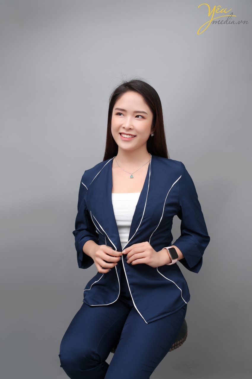 Lắng nghe và sớm nhận biết được nhu cầu ngày càng đòi hỏi tính chuyên nghiệp đó, dịch vụ chụp hình doanh nhân Yêu Media cam kết là sự lựa chọn hàng đầu của giới doanh nhân thành đạt. Dịch vụ chụp hình doanh nhân củaYêu Media với đội ngũ ê-kíp chuyên nghiệp các nhiếp ảnh gia và xử lý ảnh giàu kinh nghiệm sẽ mang đến cho khách hàng sự hài lòng trong việc xây dựng thương hiệu của chính mình trong giới doanh nghiệp và trên thương trường với mức giá hợp lý và nhiều ưu đãi.