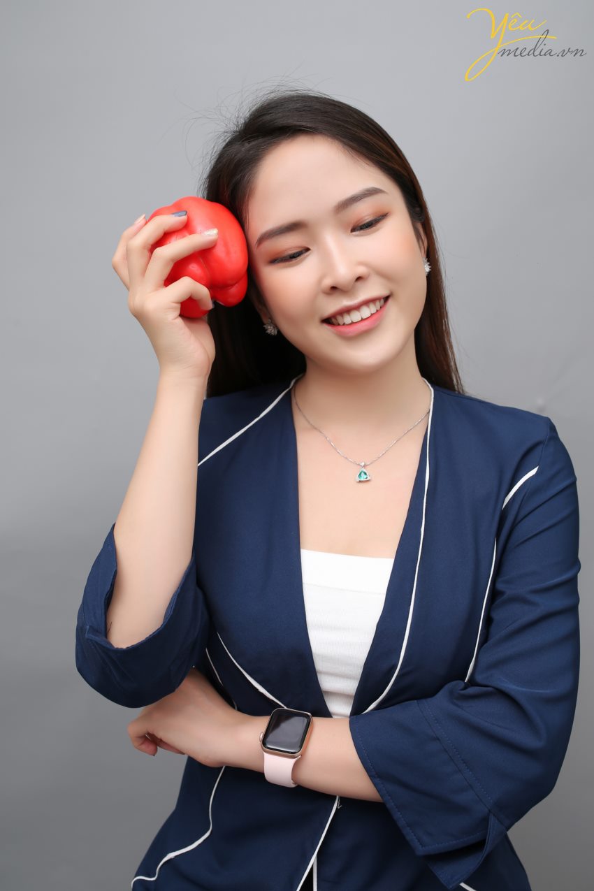 Lắng nghe và sớm nhận biết được nhu cầu ngày càng đòi hỏi tính chuyên nghiệp đó, dịch vụ chụp hình doanh nhân Yêu Media cam kết là sự lựa chọn hàng đầu của giới doanh nhân thành đạt. Dịch vụ chụp hình doanh nhân củaYêu Media với đội ngũ ê-kíp chuyên nghiệp các nhiếp ảnh gia và xử lý ảnh giàu kinh nghiệm sẽ mang đến cho khách hàng sự hài lòng trong việc xây dựng thương hiệu của chính mình trong giới doanh nghiệp và trên thương trường với mức giá hợp lý và nhiều ưu đãi.