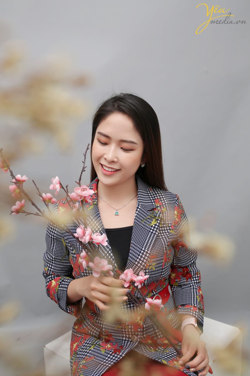 Lắng nghe và sớm nhận biết được nhu cầu ngày càng đòi hỏi tính chuyên nghiệp đó, dịch vụ chụp hình doanh nhân Yêu Media cam kết là sự lựa chọn hàng đầu của giới doanh nhân thành đạt. Dịch vụ chụp hình doanh nhân củaYêu Media với đội ngũ ê-kíp chuyên nghiệp các nhiếp ảnh gia và xử lý ảnh giàu kinh nghiệm sẽ mang đến cho khách hàng sự hài lòng trong việc xây dựng thương hiệu của chính mình trong giới doanh nghiệp và trên thương trường với mức giá hợp lý và nhiều ưu đãi.