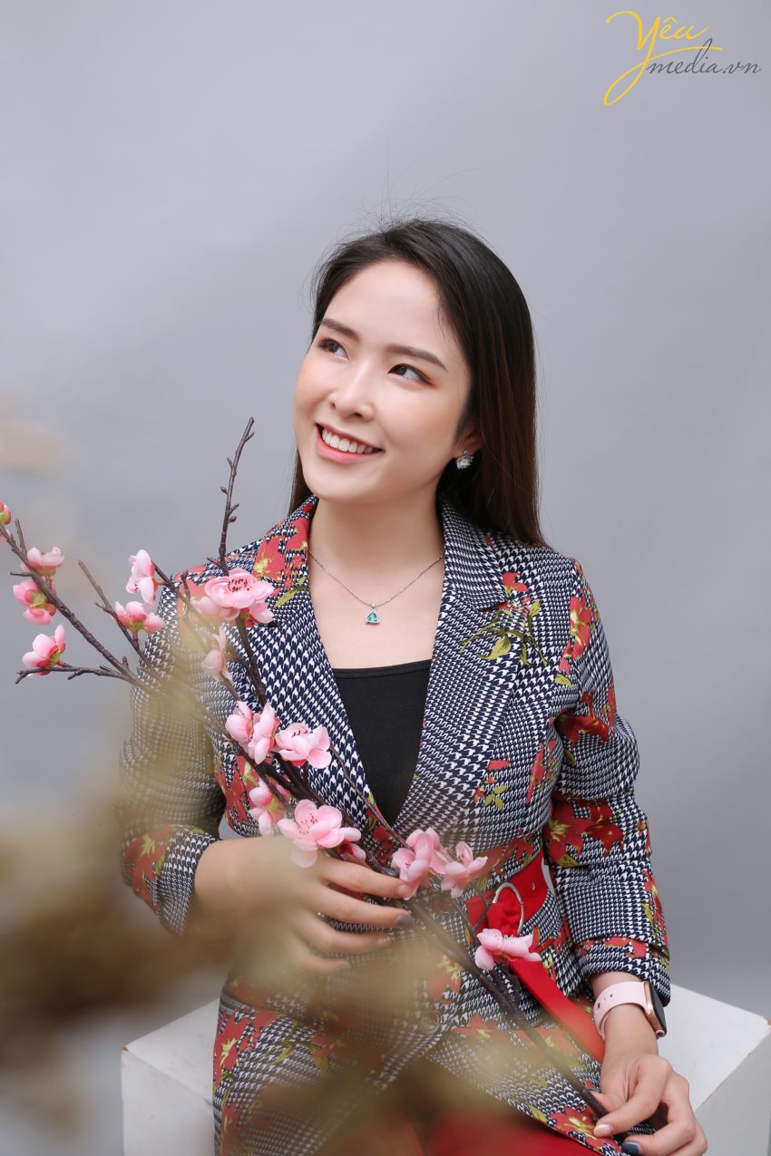 Lắng nghe và sớm nhận biết được nhu cầu ngày càng đòi hỏi tính chuyên nghiệp đó, dịch vụ chụp hình doanh nhân Yêu Media cam kết là sự lựa chọn hàng đầu của giới doanh nhân thành đạt. Dịch vụ chụp hình doanh nhân củaYêu Media với đội ngũ ê-kíp chuyên nghiệp các nhiếp ảnh gia và xử lý ảnh giàu kinh nghiệm sẽ mang đến cho khách hàng sự hài lòng trong việc xây dựng thương hiệu của chính mình trong giới doanh nghiệp và trên thương trường với mức giá hợp lý và nhiều ưu đãi.