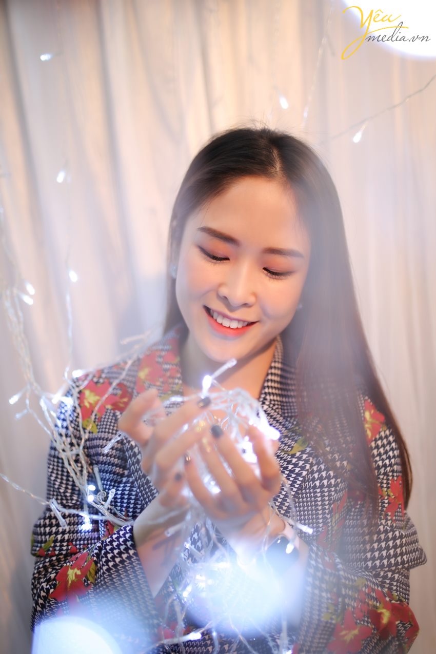 Lắng nghe và sớm nhận biết được nhu cầu ngày càng đòi hỏi tính chuyên nghiệp đó, dịch vụ chụp hình doanh nhân Yêu Media cam kết là sự lựa chọn hàng đầu của giới doanh nhân thành đạt. Dịch vụ chụp hình doanh nhân củaYêu Media với đội ngũ ê-kíp chuyên nghiệp các nhiếp ảnh gia và xử lý ảnh giàu kinh nghiệm sẽ mang đến cho khách hàng sự hài lòng trong việc xây dựng thương hiệu của chính mình trong giới doanh nghiệp và trên thương trường với mức giá hợp lý và nhiều ưu đãi.