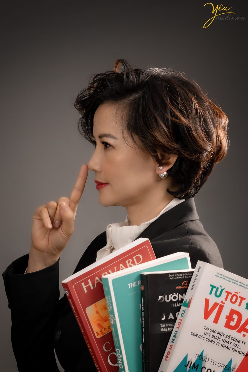 chụp ảnh nữ doanh nhân thành đạt trong studio hà nội