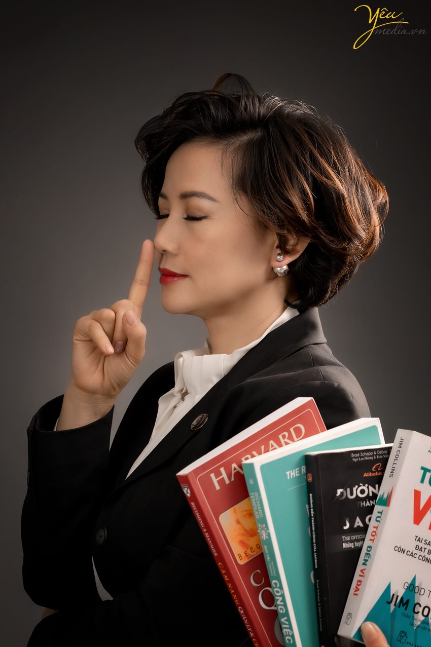 chụp ảnh nữ doanh nhân thành đạt trong studio hà nội