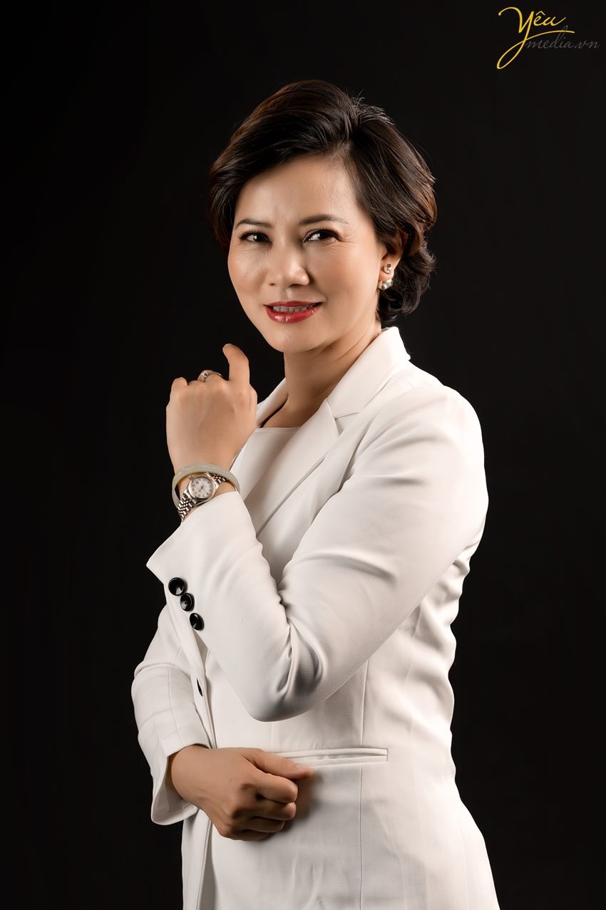 chụp ảnh nữ doanh nhân thành đạt trong studio hà nội