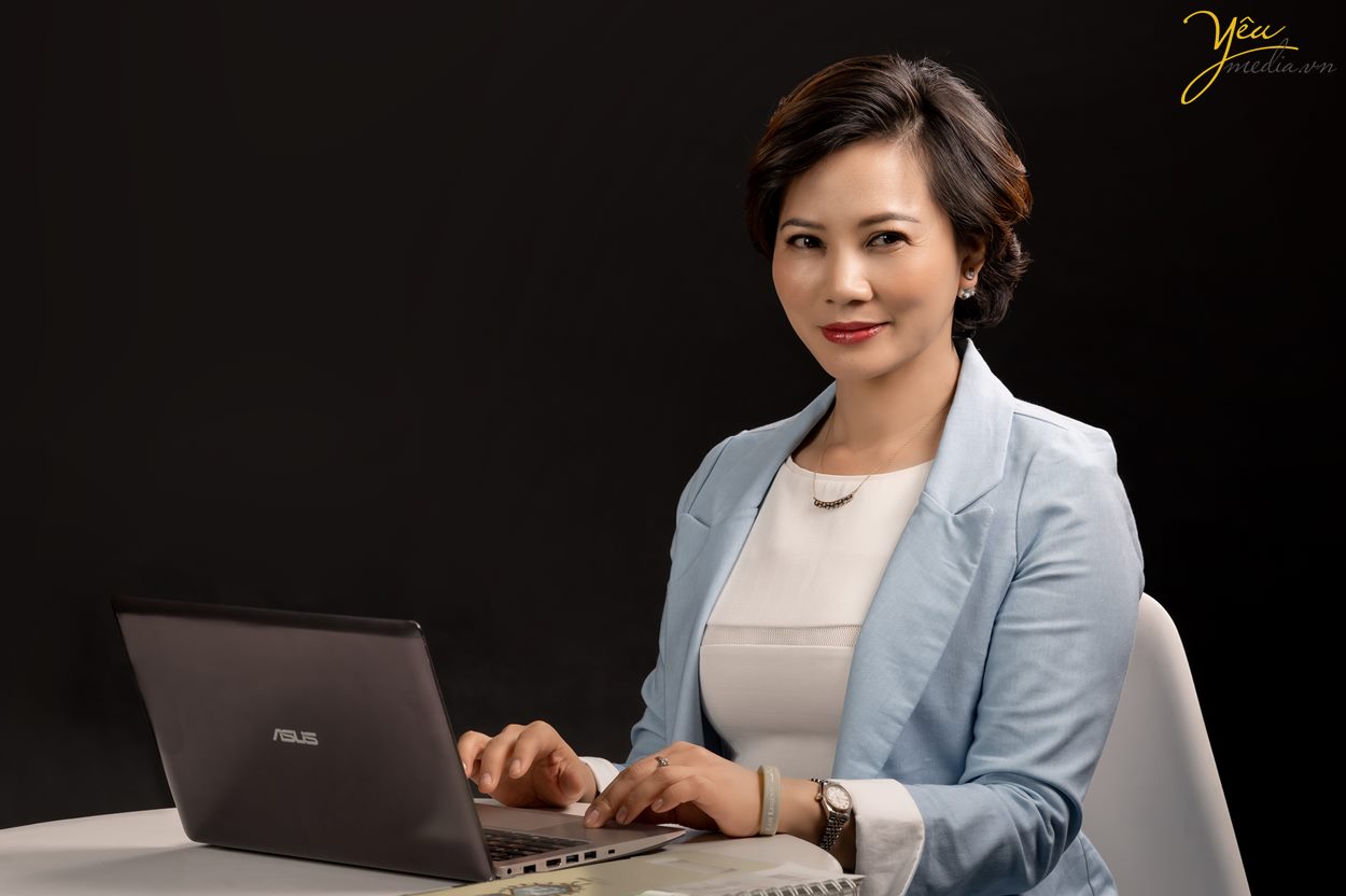 chụp ảnh nữ doanh nhân thành đạt trong studio hà nội