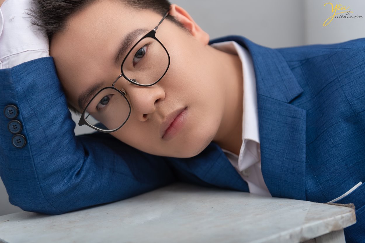 Chụp ảnh chân dung nam giới nghệ thuật trong studio tại Hà