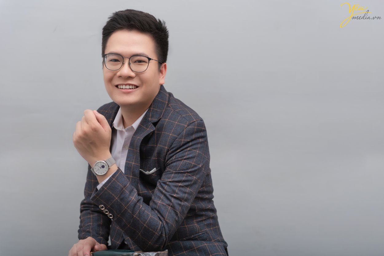 Mời bạn tham khảo bộ ảnh chân dung nam giới phong cách mà Yêu media thực hiện cho anh Hoàn trong studio của mình tại Hà Nội. 