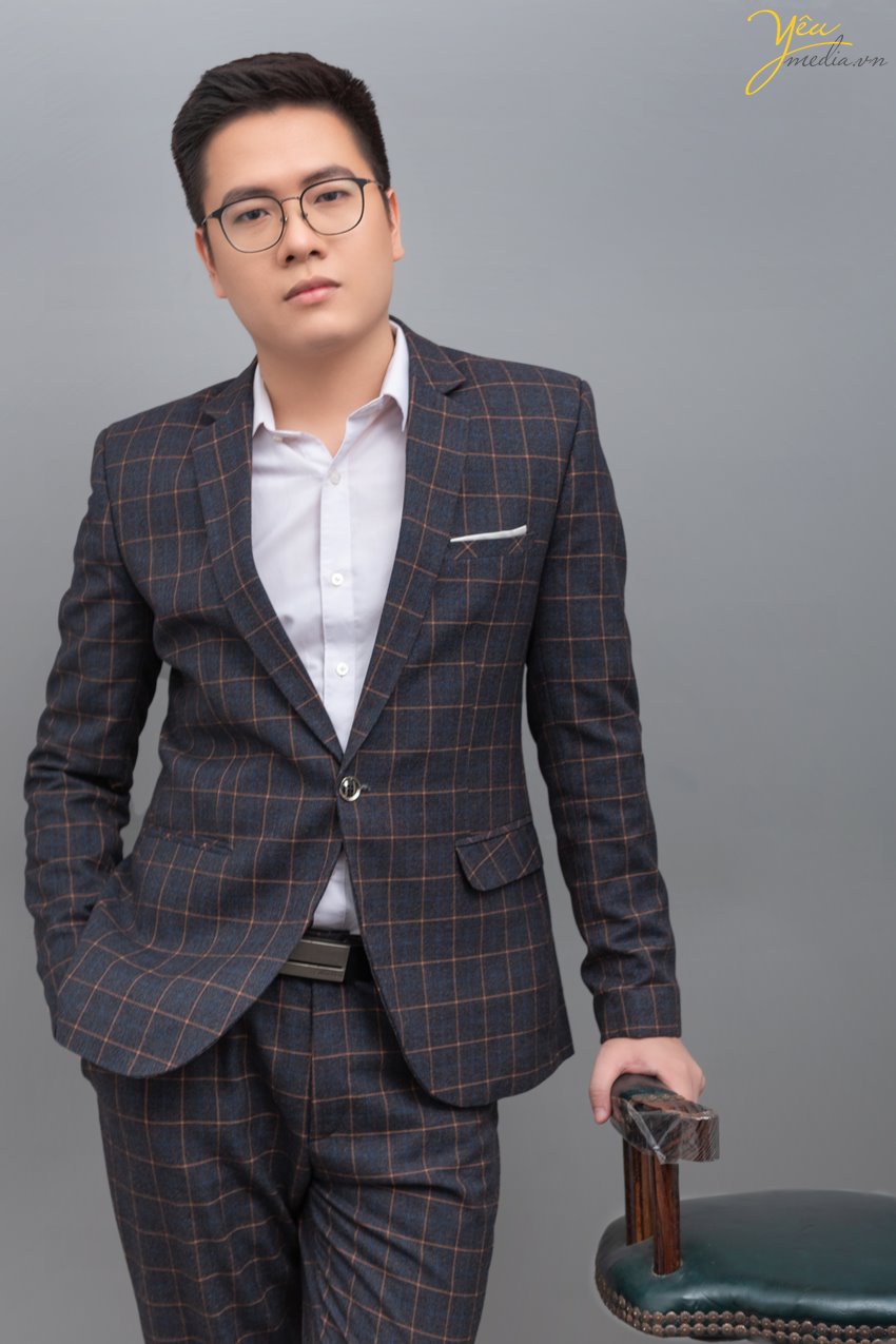 Mời bạn tham khảo bộ ảnh chân dung nam giới phong cách mà Yêu media thực hiện cho anh Hoàn trong studio của mình tại Hà Nội. 