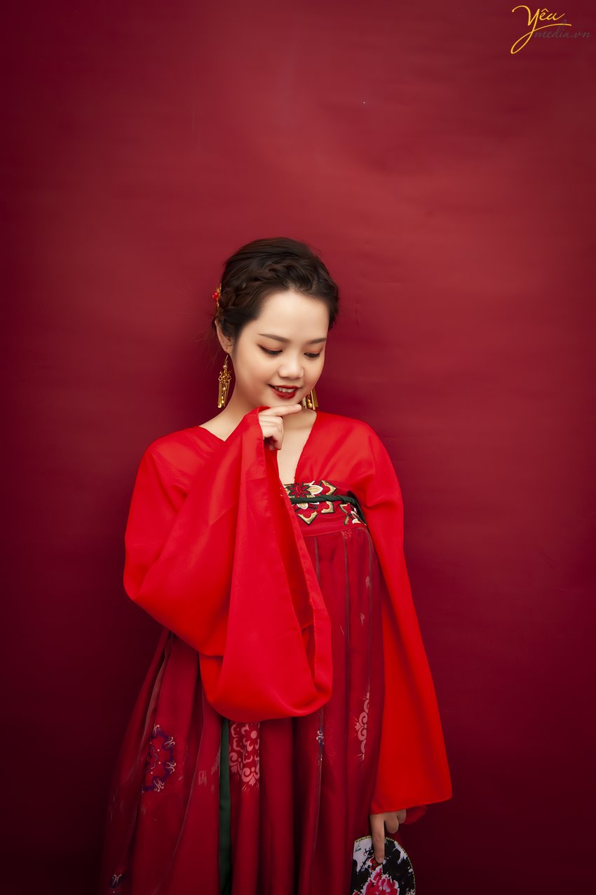 Hãy thưởng thức bộ ảnh cưới cổ trang phong cách Trung Quốc đầy quyến rũ và sang trọng. Những chiếc áo dài truyền thống và những nét trang điểm đặc sắc sẽ mang đến cho bạn cảm giác như đang lạc vào một thế giới cổ xưa đầy huyền bí.