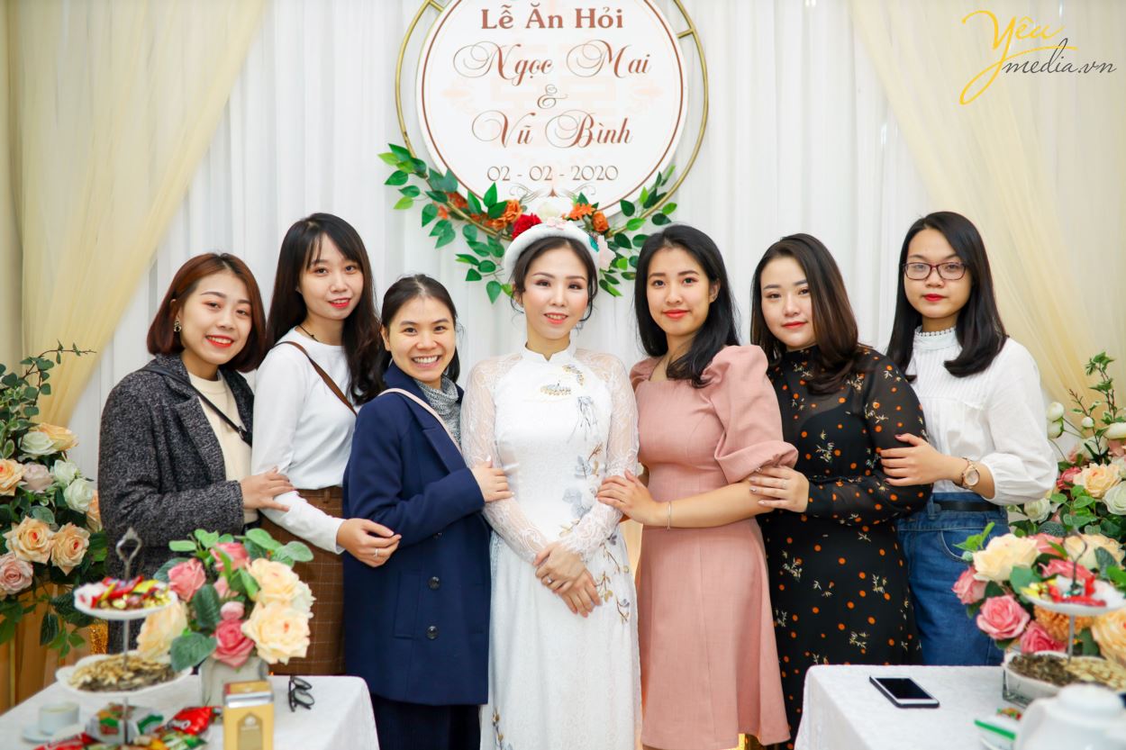 Đây cũng là khâu vô cùng quan trọng cần được lưu hình ảnh lại làm kỉ niệm sau này. Đây là phần việc do nhà gái chuẩn bị để đón tiếp nhà trai. Những việc cần làm trong ngày này cần lên danh sách kĩ càng. Trong đó có cả việc ai sẽ là người chụp ảnh. Để lưu lại từng khoảnh khắc trước ngày cưới diễn ra.  Yêu media hân hạnh phục vụ cặp đôi Bình - Mai trong việc chụp ảnh lễ ăn hỏi theo phong cách truyền thống tại nhà cô dâu.