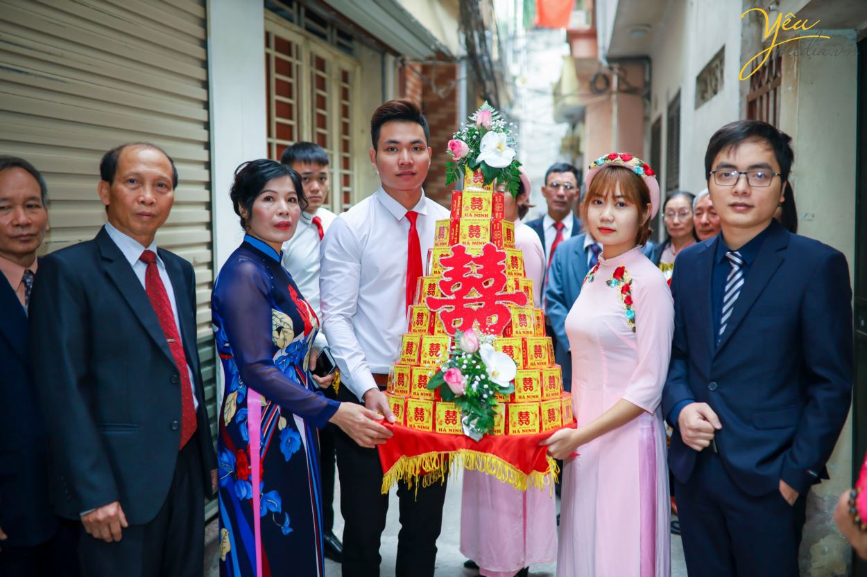 Đây cũng là khâu vô cùng quan trọng cần được lưu hình ảnh lại làm kỉ niệm sau này. Đây là phần việc do nhà gái chuẩn bị để đón tiếp nhà trai. Những việc cần làm trong ngày này cần lên danh sách kĩ càng. Trong đó có cả việc ai sẽ là người chụp ảnh. Để lưu lại từng khoảnh khắc trước ngày cưới diễn ra.  Yêu media hân hạnh phục vụ cặp đôi Bình - Mai trong việc chụp ảnh lễ ăn hỏi theo phong cách truyền thống tại nhà cô dâu.