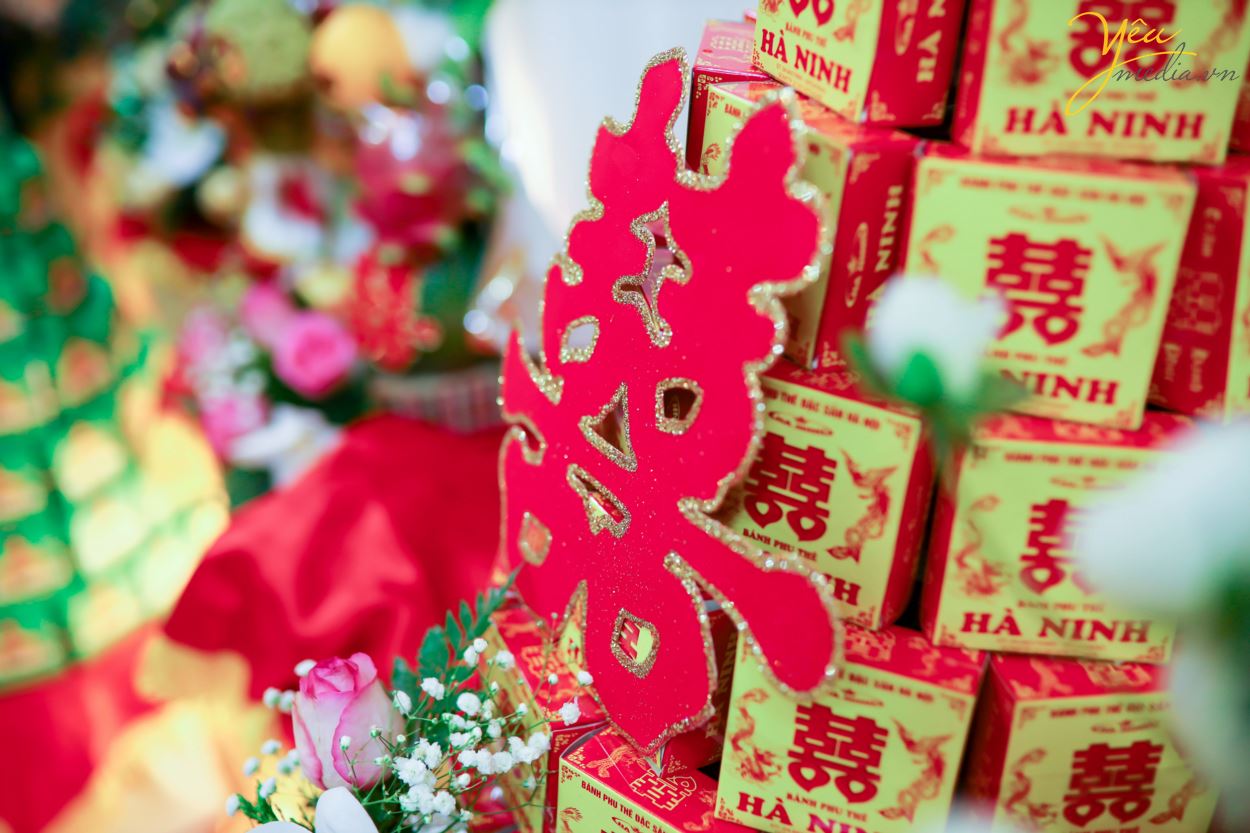 Đây cũng là khâu vô cùng quan trọng cần được lưu hình ảnh lại làm kỉ niệm sau này. Đây là phần việc do nhà gái chuẩn bị để đón tiếp nhà trai. Những việc cần làm trong ngày này cần lên danh sách kĩ càng. Trong đó có cả việc ai sẽ là người chụp ảnh. Để lưu lại từng khoảnh khắc trước ngày cưới diễn ra.  Yêu media hân hạnh phục vụ cặp đôi Bình - Mai trong việc chụp ảnh lễ ăn hỏi theo phong cách truyền thống tại nhà cô dâu.