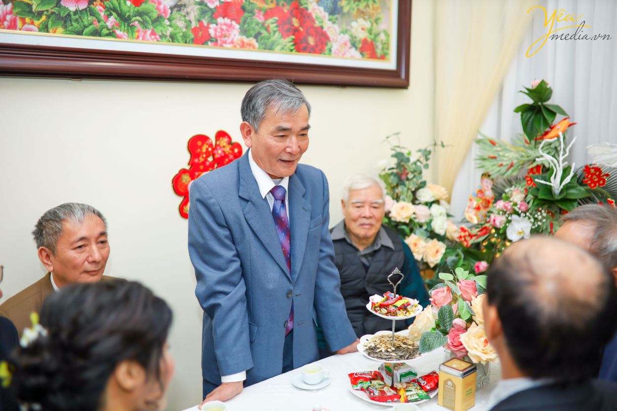 Đây cũng là khâu vô cùng quan trọng cần được lưu hình ảnh lại làm kỉ niệm sau này. Đây là phần việc do nhà gái chuẩn bị để đón tiếp nhà trai. Những việc cần làm trong ngày này cần lên danh sách kĩ càng. Trong đó có cả việc ai sẽ là người chụp ảnh. Để lưu lại từng khoảnh khắc trước ngày cưới diễn ra.  Yêu media hân hạnh phục vụ cặp đôi Bình - Mai trong việc chụp ảnh lễ ăn hỏi theo phong cách truyền thống tại nhà cô dâu.
