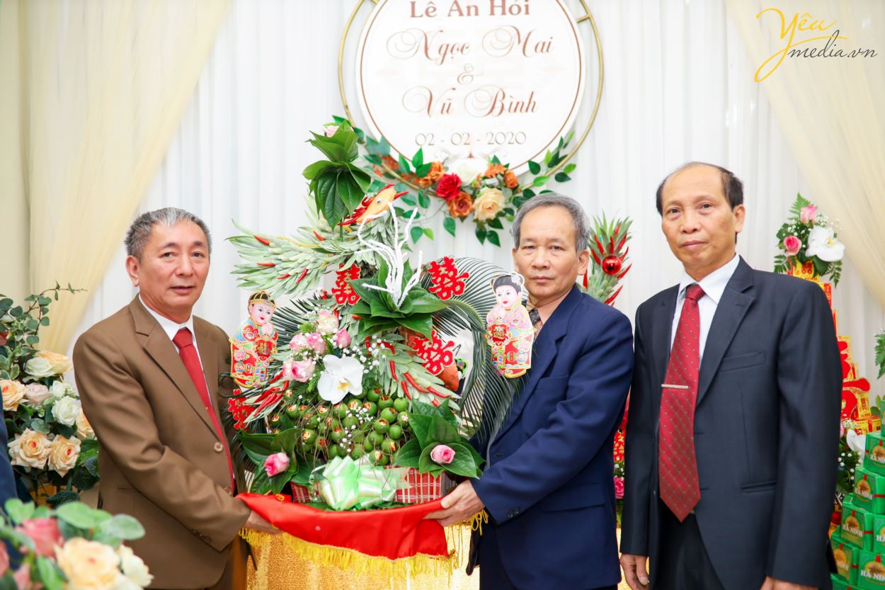 Đây cũng là khâu vô cùng quan trọng cần được lưu hình ảnh lại làm kỉ niệm sau này. Đây là phần việc do nhà gái chuẩn bị để đón tiếp nhà trai. Những việc cần làm trong ngày này cần lên danh sách kĩ càng. Trong đó có cả việc ai sẽ là người chụp ảnh. Để lưu lại từng khoảnh khắc trước ngày cưới diễn ra.  Yêu media hân hạnh phục vụ cặp đôi Bình - Mai trong việc chụp ảnh lễ ăn hỏi theo phong cách truyền thống tại nhà cô dâu.