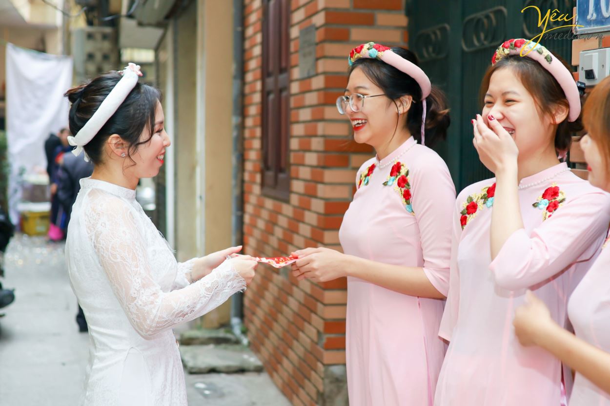 Đây cũng là khâu vô cùng quan trọng cần được lưu hình ảnh lại làm kỉ niệm sau này. Đây là phần việc do nhà gái chuẩn bị để đón tiếp nhà trai. Những việc cần làm trong ngày này cần lên danh sách kĩ càng. Trong đó có cả việc ai sẽ là người chụp ảnh. Để lưu lại từng khoảnh khắc trước ngày cưới diễn ra.  Yêu media hân hạnh phục vụ cặp đôi Bình - Mai trong việc chụp ảnh lễ ăn hỏi theo phong cách truyền thống tại nhà cô dâu.