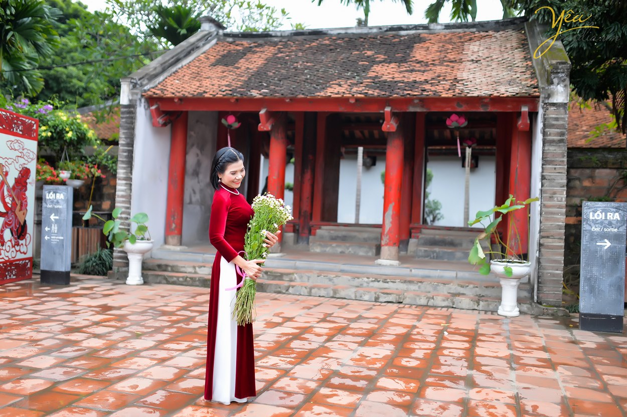 Chụp ảnh tại Văn Miếu - Quốc Tử Giám cho người phụ nữ trung niên