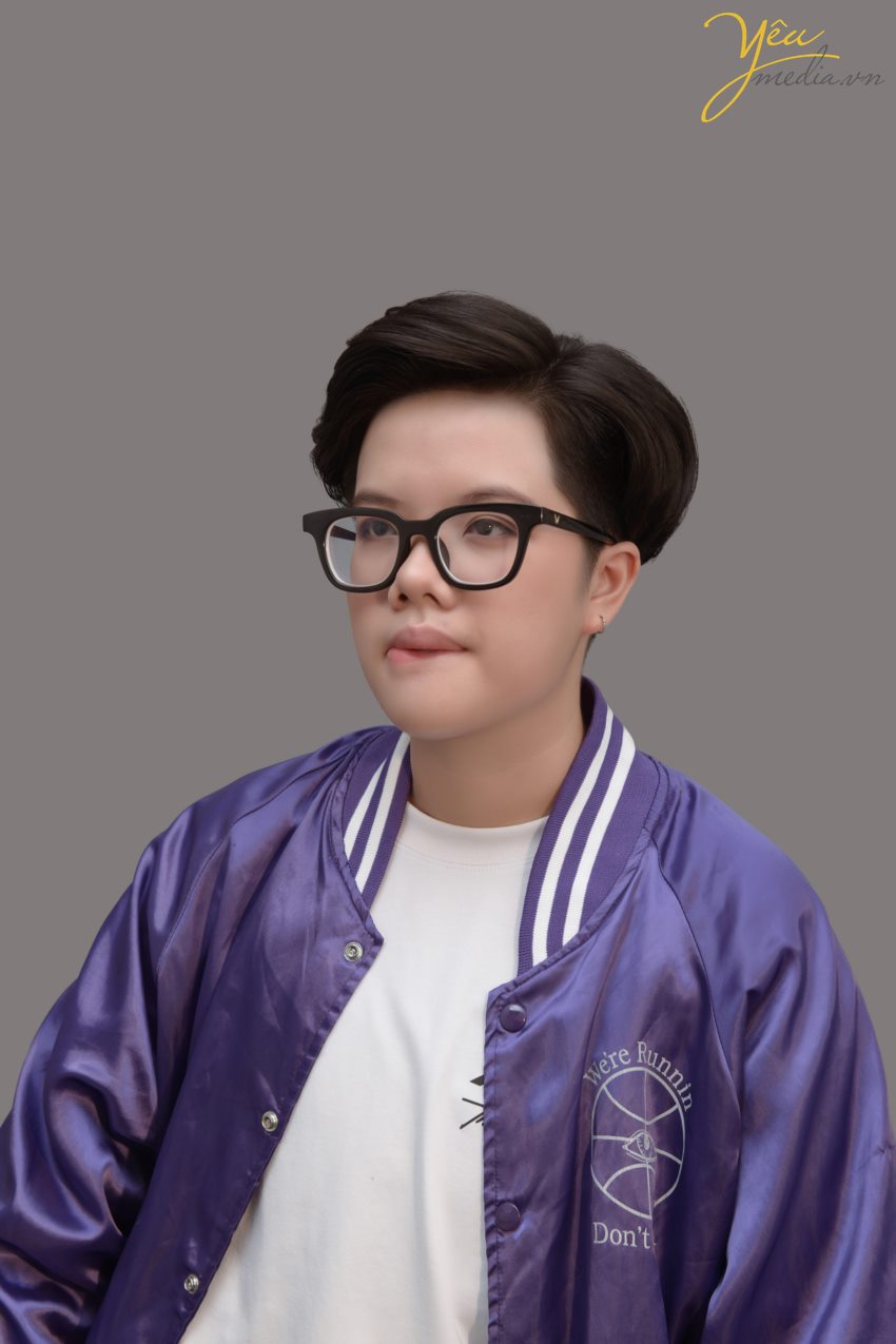 Phong cách tomboy là sự thể hiện cá tính mạnh mẽ, phóng khoáng trong trang phục của nữ giới. Không như sự nữ tính, ngọt ngào thường thấy, các cô nàng tomboy nổi bật bằng sự tự tin, p‌há cách đầy ấn tượng.   Phối đồ đơn g‌iản là tiêu chí hàng đầu khi muốn tìm tới phong cách tomboy. Màu sắc không bị giới hạn nhưng cần có sự tiết chế nhất định để không bị "lạc" sang những phong cách khác.