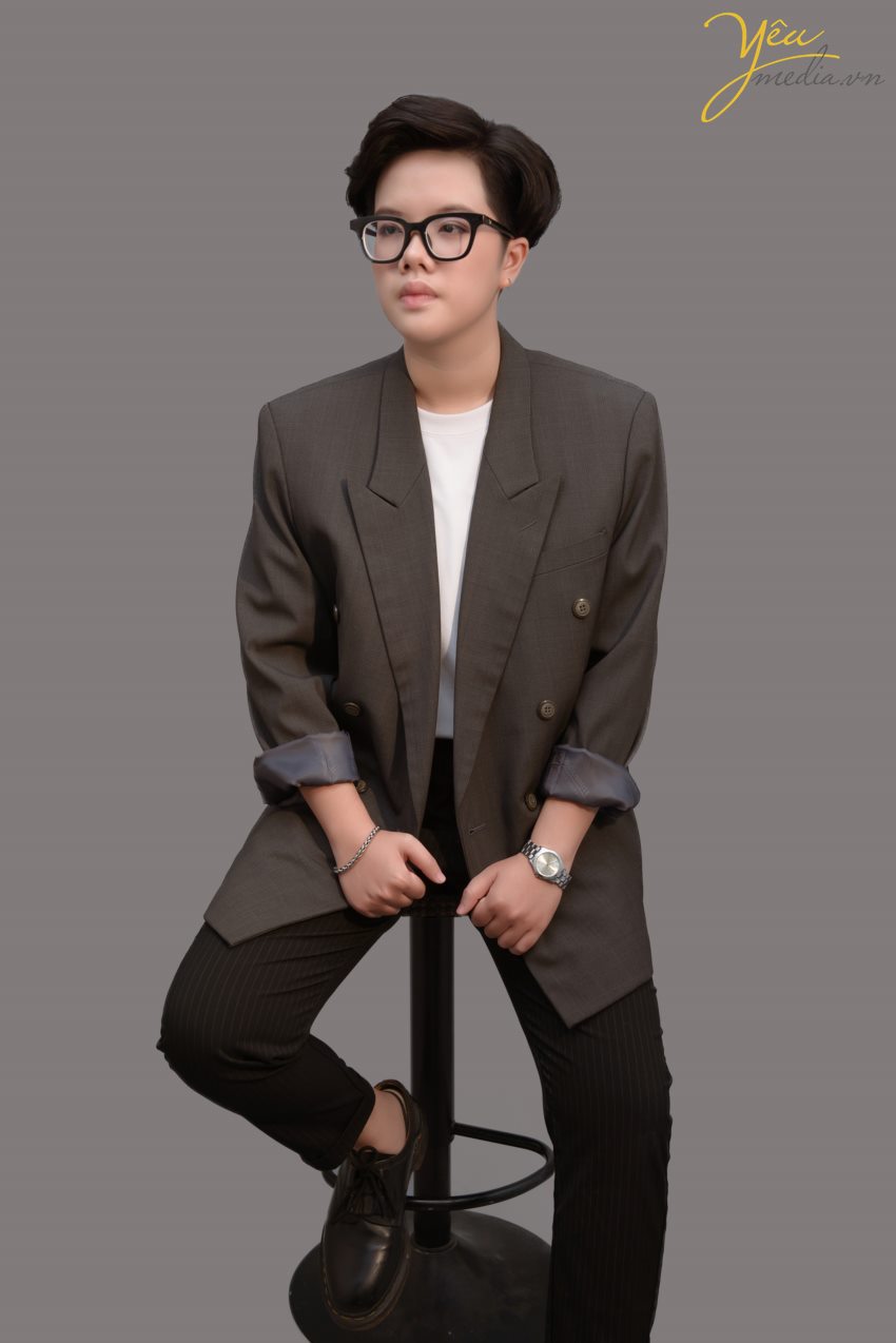 Phong cách tomboy là sự thể hiện cá tính mạnh mẽ, phóng khoáng trong trang phục của nữ giới. Không như sự nữ tính, ngọt ngào thường thấy, các cô nàng tomboy nổi bật bằng sự tự tin, p‌há cách đầy ấn tượng.   Phối đồ đơn g‌iản là tiêu chí hàng đầu khi muốn tìm tới phong cách tomboy. Màu sắc không bị giới hạn nhưng cần có sự tiết chế nhất định để không bị "lạc" sang những phong cách khác.