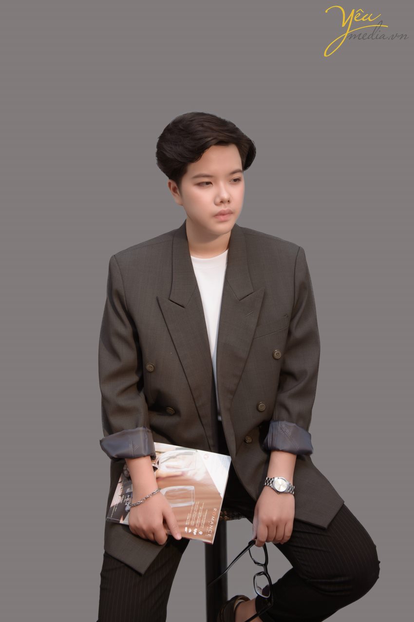 Phong cách tomboy là sự thể hiện cá tính mạnh mẽ, phóng khoáng trong trang phục của nữ giới. Không như sự nữ tính, ngọt ngào thường thấy, các cô nàng tomboy nổi bật bằng sự tự tin, p‌há cách đầy ấn tượng.   Phối đồ đơn g‌iản là tiêu chí hàng đầu khi muốn tìm tới phong cách tomboy. Màu sắc không bị giới hạn nhưng cần có sự tiết chế nhất định để không bị "lạc" sang những phong cách khác.