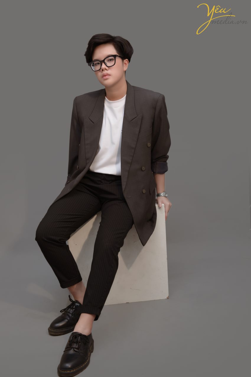 Phong cách tomboy là sự thể hiện cá tính mạnh mẽ, phóng khoáng trong trang phục của nữ giới. Không như sự nữ tính, ngọt ngào thường thấy, các cô nàng tomboy nổi bật bằng sự tự tin, p‌há cách đầy ấn tượng.   Phối đồ đơn g‌iản là tiêu chí hàng đầu khi muốn tìm tới phong cách tomboy. Màu sắc không bị giới hạn nhưng cần có sự tiết chế nhất định để không bị "lạc" sang những phong cách khác.