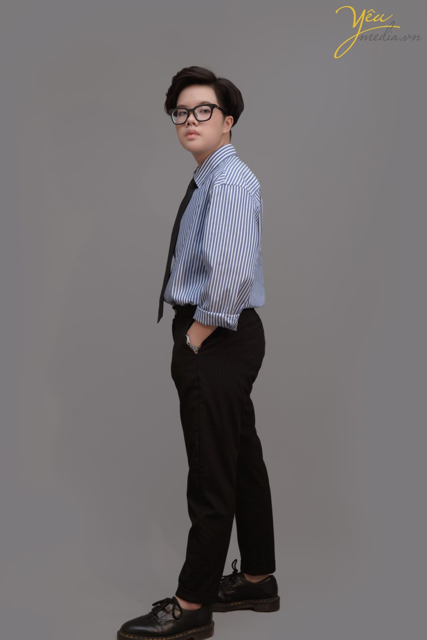 Phong cách tomboy là sự thể hiện cá tính mạnh mẽ, phóng khoáng trong trang phục của nữ giới. Không như sự nữ tính, ngọt ngào thường thấy, các cô nàng tomboy nổi bật bằng sự tự tin, p‌há cách đầy ấn tượng.   Phối đồ đơn g‌iản là tiêu chí hàng đầu khi muốn tìm tới phong cách tomboy. Màu sắc không bị giới hạn nhưng cần có sự tiết chế nhất định để không bị "lạc" sang những phong cách khác.