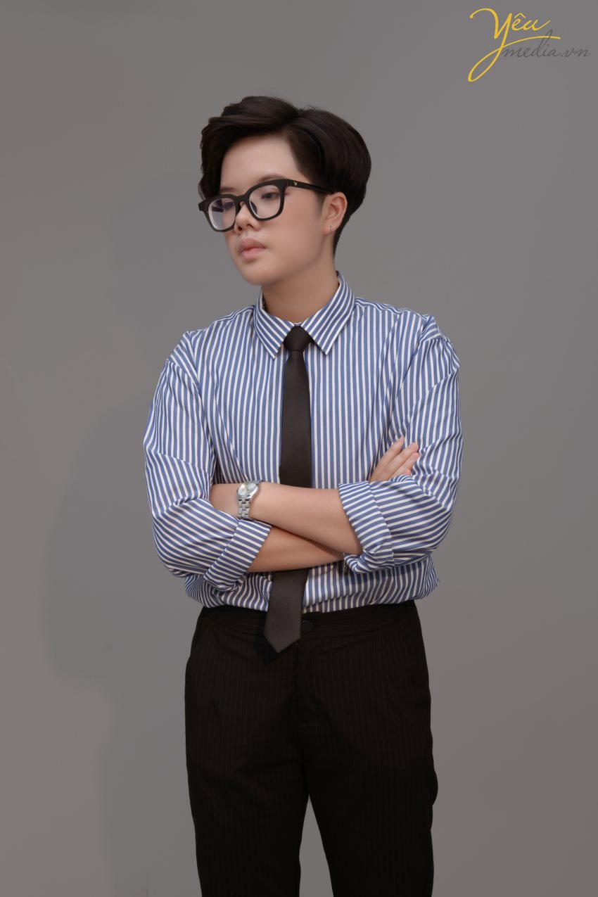 Phong cách tomboy là sự thể hiện cá tính mạnh mẽ, phóng khoáng trong trang phục của nữ giới. Không như sự nữ tính, ngọt ngào thường thấy, các cô nàng tomboy nổi bật bằng sự tự tin, p‌há cách đầy ấn tượng.   Phối đồ đơn g‌iản là tiêu chí hàng đầu khi muốn tìm tới phong cách tomboy. Màu sắc không bị giới hạn nhưng cần có sự tiết chế nhất định để không bị "lạc" sang những phong cách khác.