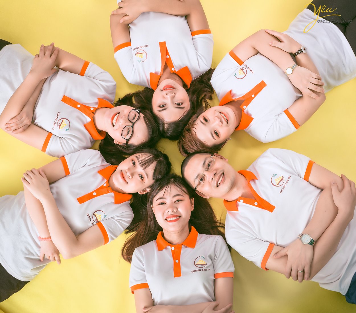 Con người là một sinh vật xã hội, điều đó có nghĩa là chúng ta không thể sống và làm việc một mình. Ngay từ khi sinh ra, chúng ta đã gắn mình với một nhóm cơ bản nhất : Gia đình. Sau đó khi lớn hơn, bước vào nhà trường chúng ta sẽ có những người bạn và nếu phù hợp sẽ tạo thành các nhóm bạn.  Bản thân chúng ta với năng lực và tính cách sẽ có những ảnh hưởng lên nhóm, đồng thời cũng chịu những tác động của bạn bè cả về điều tốt lẫn xấu: “Gần mực thì đen, gần đèn thì sáng”. Nhờ các hoạt động trong nhóm, chúng ta vừa phát triển những kỹ năng cá nhân, thu nạp những kiến thức, kinh nghiệm cho bản thân, đồng thời góp phần vào các hoạt động đem lại những giá trị về vật chất và tinh thần cho tập thể, cộng đồng. Ngay từ xưa, ông bà ta cũng có câu : “Một cây làm chẳng nên non, ba cây chụm lại nên hòn núi cao”  Nhóm không đơn giản chỉ là một tập hợp nhiều người làm việc cùng nhau hoặc làm việc dưới sự chỉ đạo của một nhà quản lý. Nhóm là một tập hợp những cá nhân có các kỹ năng bổ sung cho nhau và cùng cam kết chịu trách nhiệm thực hiện một mục tiêu chung. Vì thế các thành viên trong nhóm cần có sự tương tác với nhau và với trưởng nhóm để đạt được mục tiêu chung. Các thành viên trong nhóm cũng phải có sự phụ thuộc vào thông tin của nhau để thực hiện phần việc của mình.  Kỹ năng làm việc nhóm là lợi thế cạnh tranh hàng đầu, nhưng đa số các tổ chức đều gặp phải những điểm chết khiến đội nhóm không thể vận hành hiệu quả. Nền tảng cơ bản của teamwork là sự tin tưởng lẫn nhau, có những tranh luận mang tính xây dựng, cam kết với quyết định đã đưa ra, cùng nhắc nhở nhau hoàn thành trách nhiệm và tập trung vào mục tiêu chung.  Để thúc đẩy tinh thần teamwork ở các đội nhóm, tổ chức, công ty... rất nhiều đơn vị đã lựa chọn Yêu Media làm đơn vị thực hiện bộ ảnh profile nơi quy tụ đầy đủ những gương mặt của các thành viên, để luôn nhắc nhở mọi người về một khung hình chung, về một mục tiêu chung, để cùng cố gắng hoàn thành tốt nhiệm vụ của mình. 