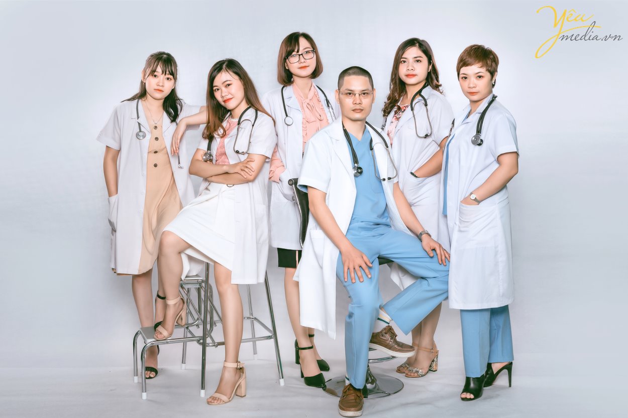Con người là một sinh vật xã hội, điều đó có nghĩa là chúng ta không thể sống và làm việc một mình. Ngay từ khi sinh ra, chúng ta đã gắn mình với một nhóm cơ bản nhất : Gia đình. Sau đó khi lớn hơn, bước vào nhà trường chúng ta sẽ có những người bạn và nếu phù hợp sẽ tạo thành các nhóm bạn.  Bản thân chúng ta với năng lực và tính cách sẽ có những ảnh hưởng lên nhóm, đồng thời cũng chịu những tác động của bạn bè cả về điều tốt lẫn xấu: “Gần mực thì đen, gần đèn thì sáng”. Nhờ các hoạt động trong nhóm, chúng ta vừa phát triển những kỹ năng cá nhân, thu nạp những kiến thức, kinh nghiệm cho bản thân, đồng thời góp phần vào các hoạt động đem lại những giá trị về vật chất và tinh thần cho tập thể, cộng đồng. Ngay từ xưa, ông bà ta cũng có câu : “Một cây làm chẳng nên non, ba cây chụm lại nên hòn núi cao”  Nhóm không đơn giản chỉ là một tập hợp nhiều người làm việc cùng nhau hoặc làm việc dưới sự chỉ đạo của một nhà quản lý. Nhóm là một tập hợp những cá nhân có các kỹ năng bổ sung cho nhau và cùng cam kết chịu trách nhiệm thực hiện một mục tiêu chung. Vì thế các thành viên trong nhóm cần có sự tương tác với nhau và với trưởng nhóm để đạt được mục tiêu chung. Các thành viên trong nhóm cũng phải có sự phụ thuộc vào thông tin của nhau để thực hiện phần việc của mình.  Kỹ năng làm việc nhóm là lợi thế cạnh tranh hàng đầu, nhưng đa số các tổ chức đều gặp phải những điểm chết khiến đội nhóm không thể vận hành hiệu quả. Nền tảng cơ bản của teamwork là sự tin tưởng lẫn nhau, có những tranh luận mang tính xây dựng, cam kết với quyết định đã đưa ra, cùng nhắc nhở nhau hoàn thành trách nhiệm và tập trung vào mục tiêu chung.  Để thúc đẩy tinh thần teamwork ở các đội nhóm, tổ chức, công ty... rất nhiều đơn vị đã lựa chọn Yêu Media làm đơn vị thực hiện bộ ảnh profile nơi quy tụ đầy đủ những gương mặt của các thành viên, để luôn nhắc nhở mọi người về một khung hình chung, về một mục tiêu chung, để cùng cố gắng hoàn thành tốt nhiệm vụ của mình. 