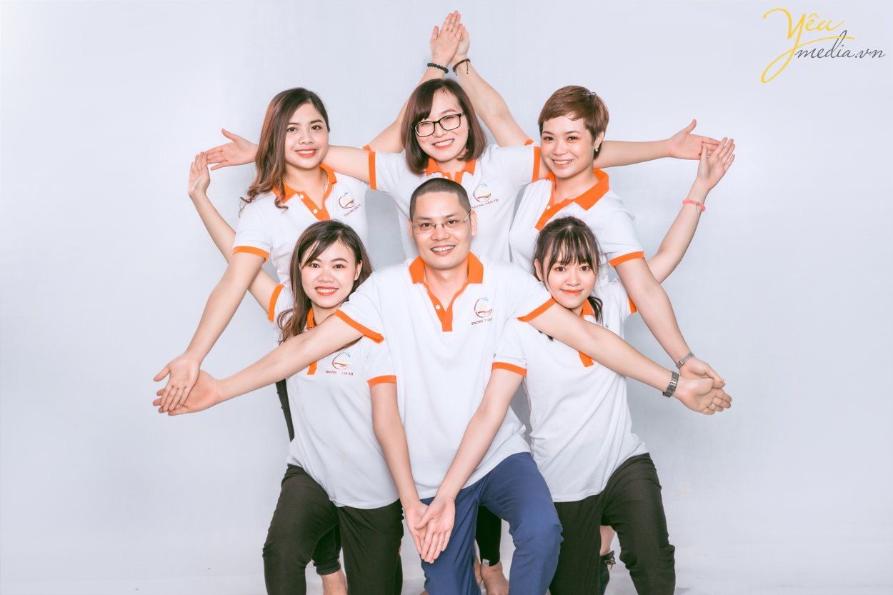 Con người là một sinh vật xã hội, điều đó có nghĩa là chúng ta không thể sống và làm việc một mình. Ngay từ khi sinh ra, chúng ta đã gắn mình với một nhóm cơ bản nhất : Gia đình. Sau đó khi lớn hơn, bước vào nhà trường chúng ta sẽ có những người bạn và nếu phù hợp sẽ tạo thành các nhóm bạn.  Bản thân chúng ta với năng lực và tính cách sẽ có những ảnh hưởng lên nhóm, đồng thời cũng chịu những tác động của bạn bè cả về điều tốt lẫn xấu: “Gần mực thì đen, gần đèn thì sáng”. Nhờ các hoạt động trong nhóm, chúng ta vừa phát triển những kỹ năng cá nhân, thu nạp những kiến thức, kinh nghiệm cho bản thân, đồng thời góp phần vào các hoạt động đem lại những giá trị về vật chất và tinh thần cho tập thể, cộng đồng. Ngay từ xưa, ông bà ta cũng có câu : “Một cây làm chẳng nên non, ba cây chụm lại nên hòn núi cao”  Nhóm không đơn giản chỉ là một tập hợp nhiều người làm việc cùng nhau hoặc làm việc dưới sự chỉ đạo của một nhà quản lý. Nhóm là một tập hợp những cá nhân có các kỹ năng bổ sung cho nhau và cùng cam kết chịu trách nhiệm thực hiện một mục tiêu chung. Vì thế các thành viên trong nhóm cần có sự tương tác với nhau và với trưởng nhóm để đạt được mục tiêu chung. Các thành viên trong nhóm cũng phải có sự phụ thuộc vào thông tin của nhau để thực hiện phần việc của mình.  Kỹ năng làm việc nhóm là lợi thế cạnh tranh hàng đầu, nhưng đa số các tổ chức đều gặp phải những điểm chết khiến đội nhóm không thể vận hành hiệu quả. Nền tảng cơ bản của teamwork là sự tin tưởng lẫn nhau, có những tranh luận mang tính xây dựng, cam kết với quyết định đã đưa ra, cùng nhắc nhở nhau hoàn thành trách nhiệm và tập trung vào mục tiêu chung.  Để thúc đẩy tinh thần teamwork ở các đội nhóm, tổ chức, công ty... rất nhiều đơn vị đã lựa chọn Yêu Media làm đơn vị thực hiện bộ ảnh profile nơi quy tụ đầy đủ những gương mặt của các thành viên, để luôn nhắc nhở mọi người về một khung hình chung, về một mục tiêu chung, để cùng cố gắng hoàn thành tốt nhiệm vụ của mình. 