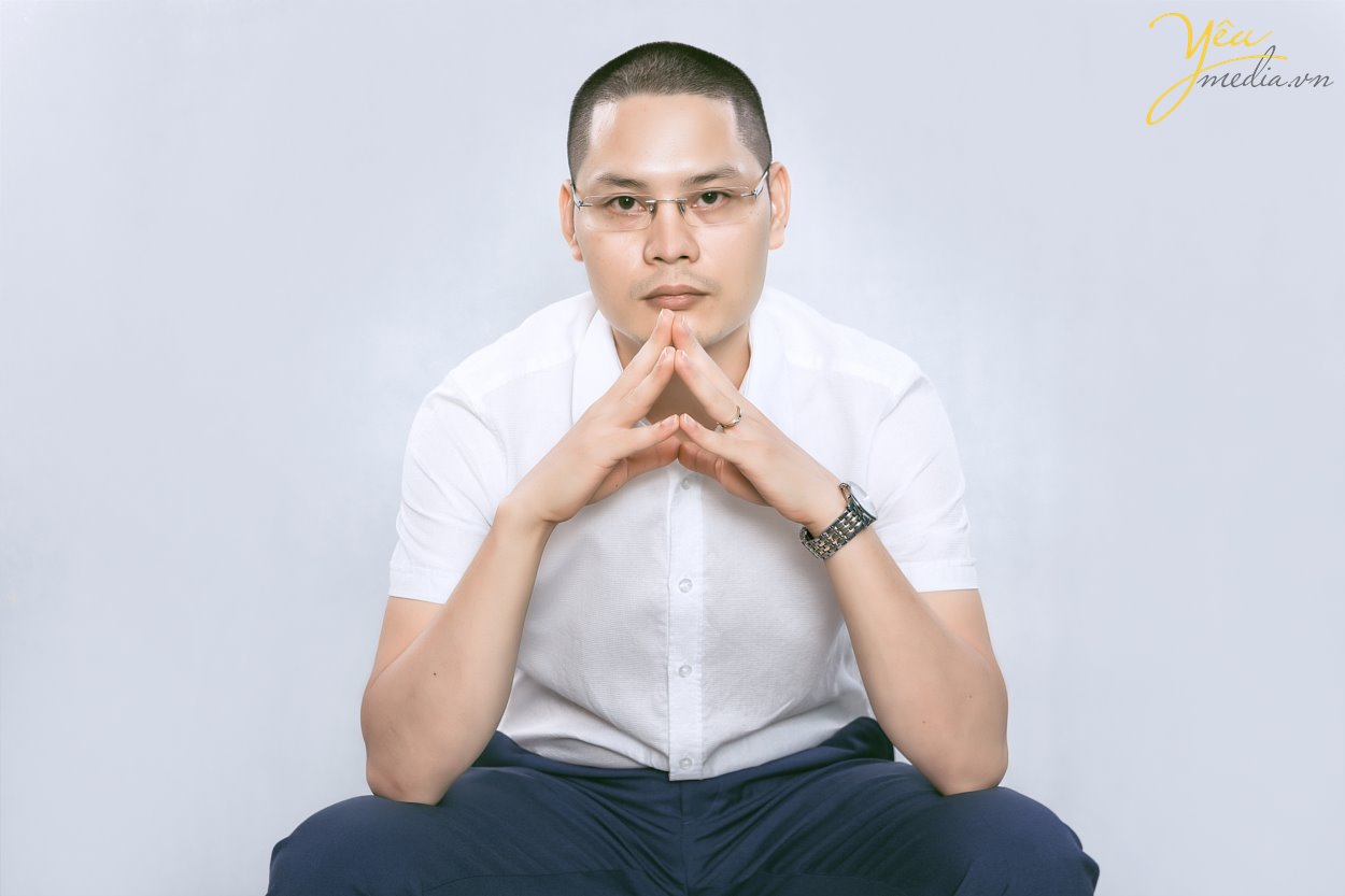 Con người là một sinh vật xã hội, điều đó có nghĩa là chúng ta không thể sống và làm việc một mình. Ngay từ khi sinh ra, chúng ta đã gắn mình với một nhóm cơ bản nhất : Gia đình. Sau đó khi lớn hơn, bước vào nhà trường chúng ta sẽ có những người bạn và nếu phù hợp sẽ tạo thành các nhóm bạn.  Bản thân chúng ta với năng lực và tính cách sẽ có những ảnh hưởng lên nhóm, đồng thời cũng chịu những tác động của bạn bè cả về điều tốt lẫn xấu: “Gần mực thì đen, gần đèn thì sáng”. Nhờ các hoạt động trong nhóm, chúng ta vừa phát triển những kỹ năng cá nhân, thu nạp những kiến thức, kinh nghiệm cho bản thân, đồng thời góp phần vào các hoạt động đem lại những giá trị về vật chất và tinh thần cho tập thể, cộng đồng. Ngay từ xưa, ông bà ta cũng có câu : “Một cây làm chẳng nên non, ba cây chụm lại nên hòn núi cao”  Nhóm không đơn giản chỉ là một tập hợp nhiều người làm việc cùng nhau hoặc làm việc dưới sự chỉ đạo của một nhà quản lý. Nhóm là một tập hợp những cá nhân có các kỹ năng bổ sung cho nhau và cùng cam kết chịu trách nhiệm thực hiện một mục tiêu chung. Vì thế các thành viên trong nhóm cần có sự tương tác với nhau và với trưởng nhóm để đạt được mục tiêu chung. Các thành viên trong nhóm cũng phải có sự phụ thuộc vào thông tin của nhau để thực hiện phần việc của mình.  Kỹ năng làm việc nhóm là lợi thế cạnh tranh hàng đầu, nhưng đa số các tổ chức đều gặp phải những điểm chết khiến đội nhóm không thể vận hành hiệu quả. Nền tảng cơ bản của teamwork là sự tin tưởng lẫn nhau, có những tranh luận mang tính xây dựng, cam kết với quyết định đã đưa ra, cùng nhắc nhở nhau hoàn thành trách nhiệm và tập trung vào mục tiêu chung.  Để thúc đẩy tinh thần teamwork ở các đội nhóm, tổ chức, công ty... rất nhiều đơn vị đã lựa chọn Yêu Media làm đơn vị thực hiện bộ ảnh profile nơi quy tụ đầy đủ những gương mặt của các thành viên, để luôn nhắc nhở mọi người về một khung hình chung, về một mục tiêu chung, để cùng cố gắng hoàn thành tốt nhiệm vụ của mình. 
